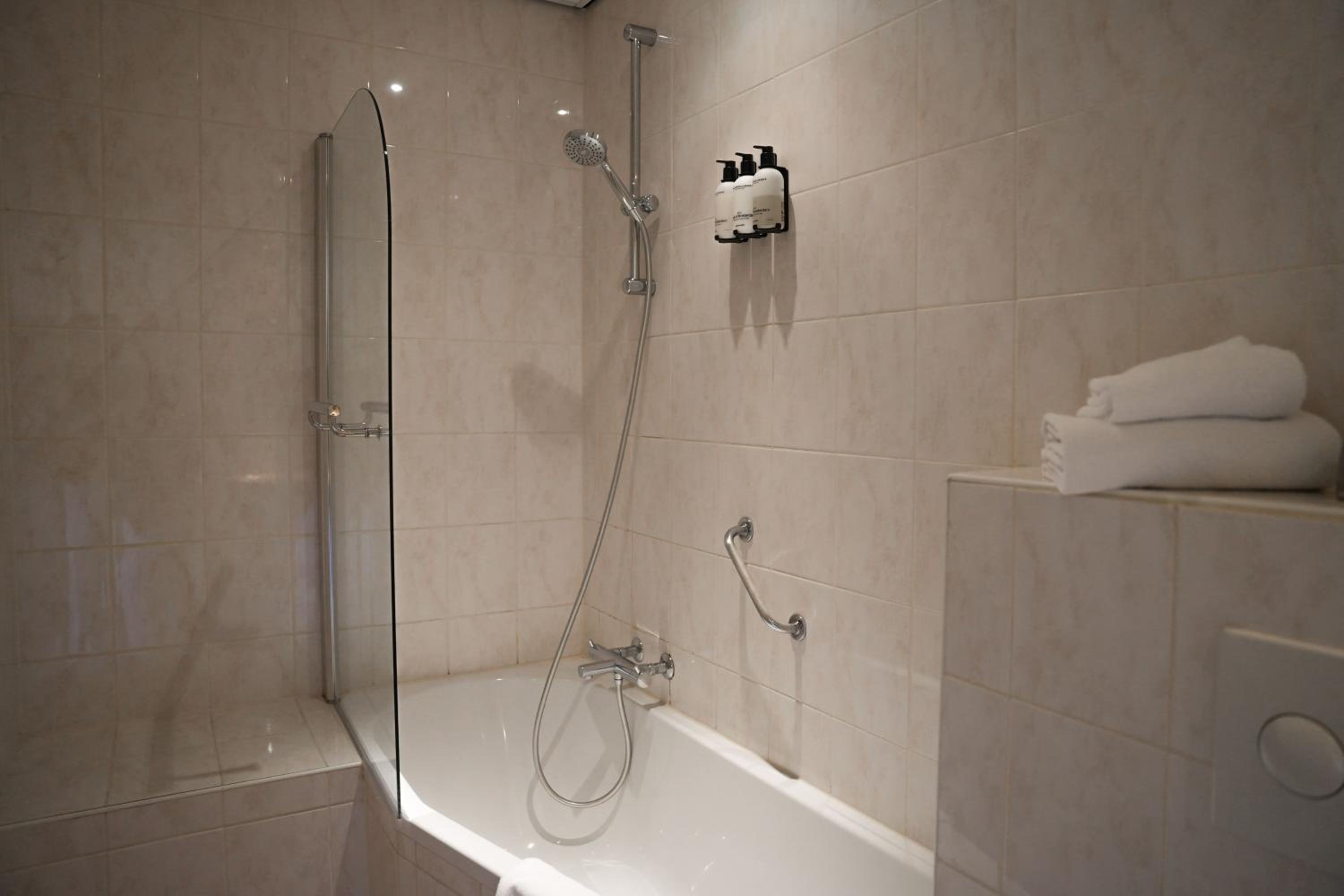 Double Room with Bath - Photo 3