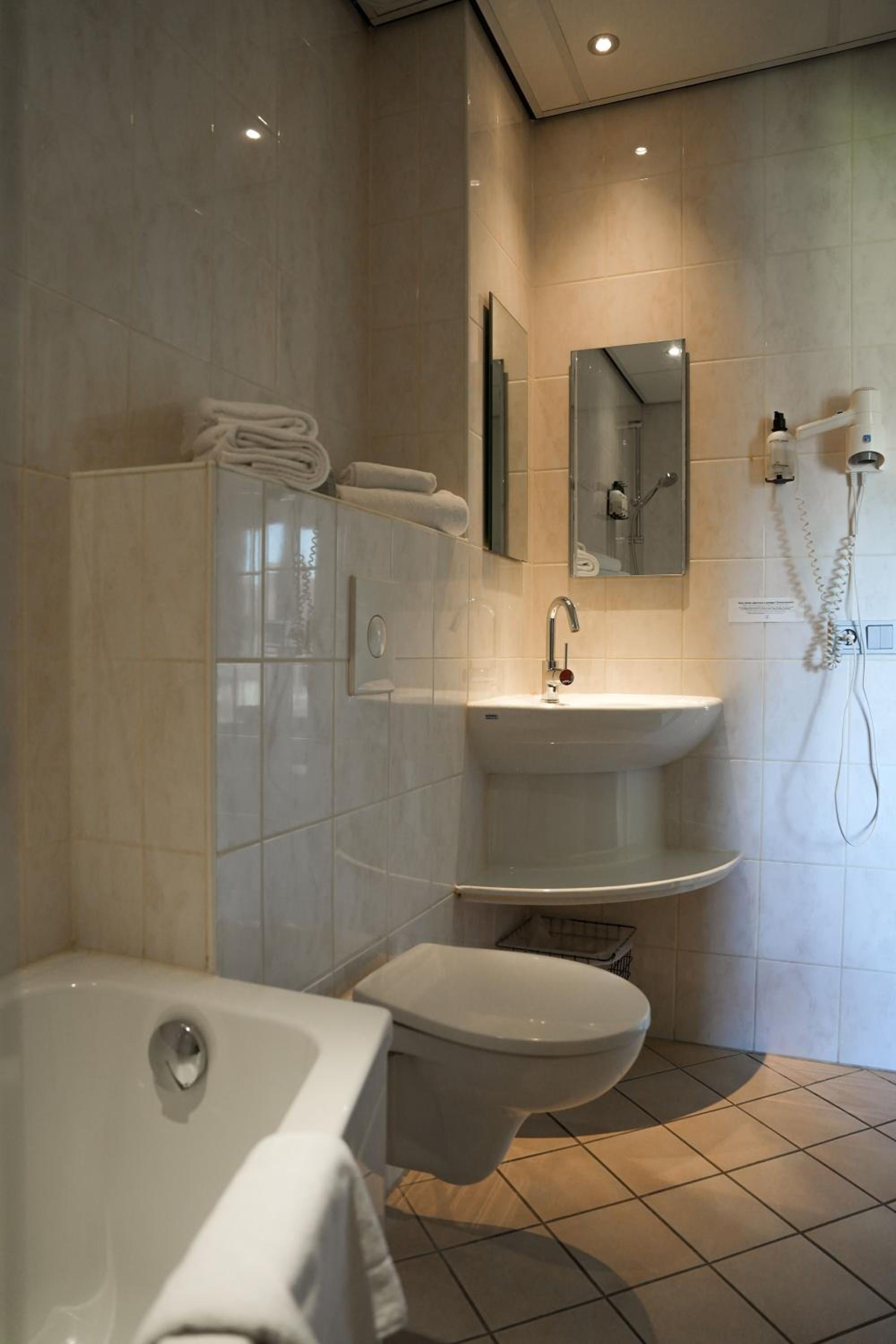 Double Room with Bath - Photo 4