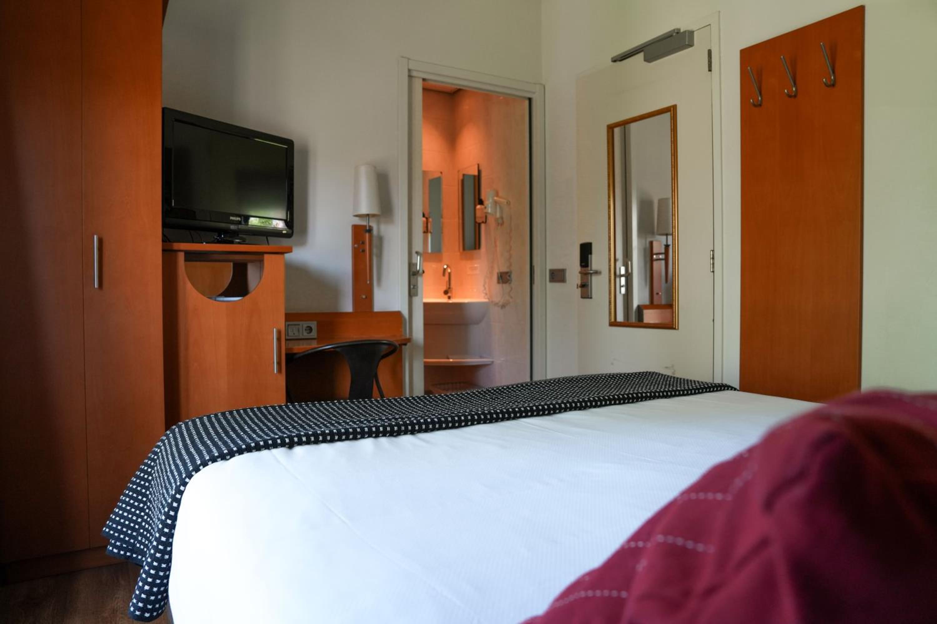 Double Room with Bath - Photo 2