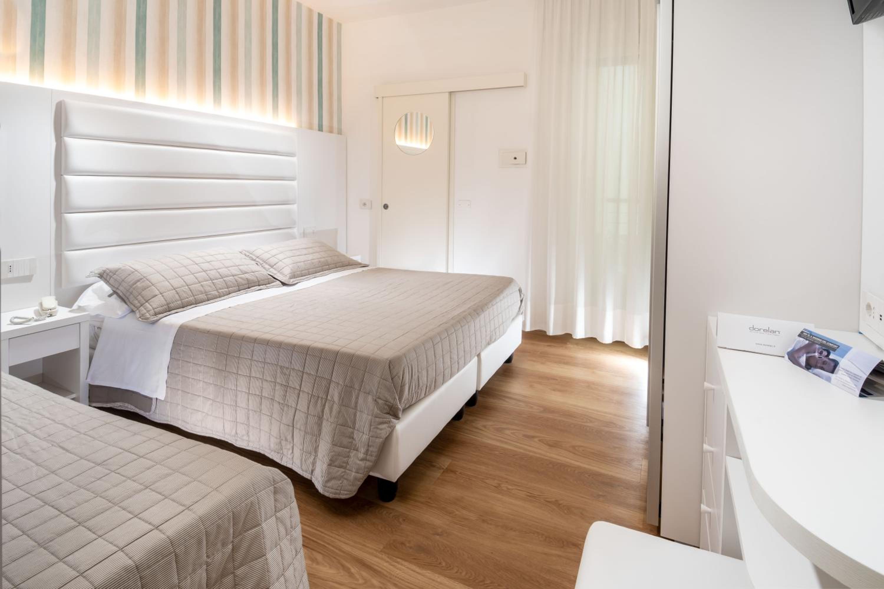 Double or Twin Room with Balcony - Photo 2