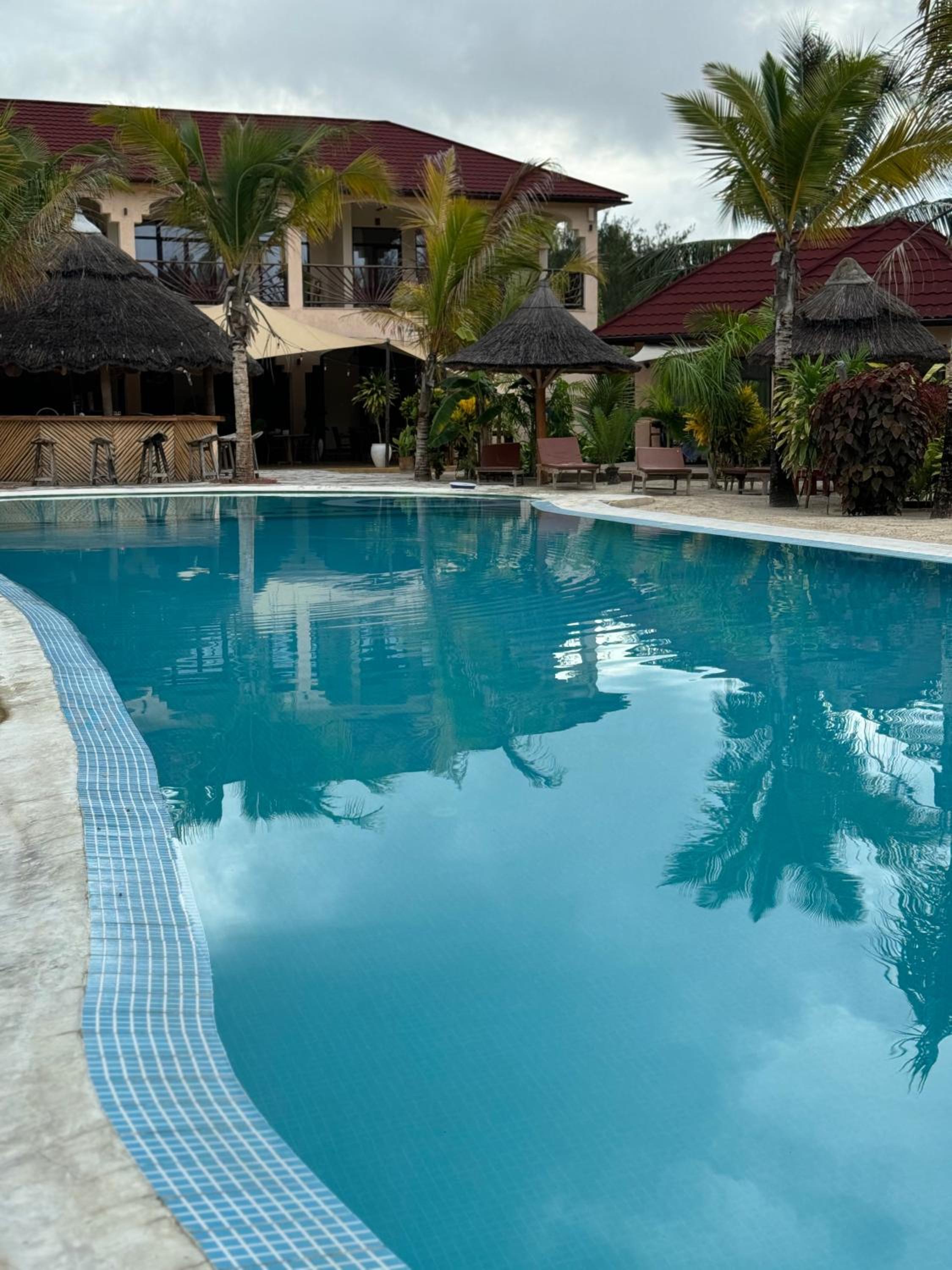 Suite with Pool View - Photo 11