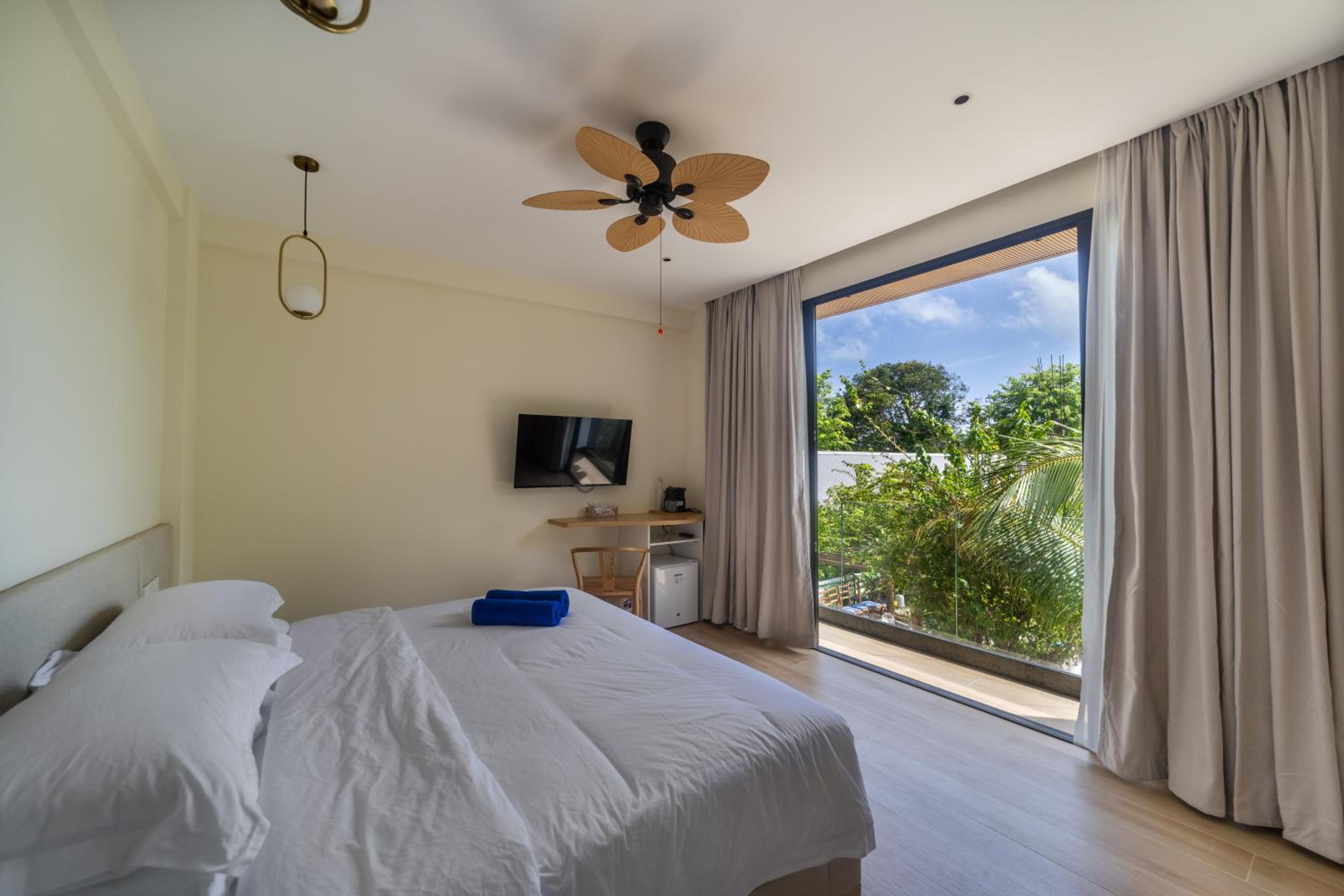 Deluxe Double Room with Balcony photo 3