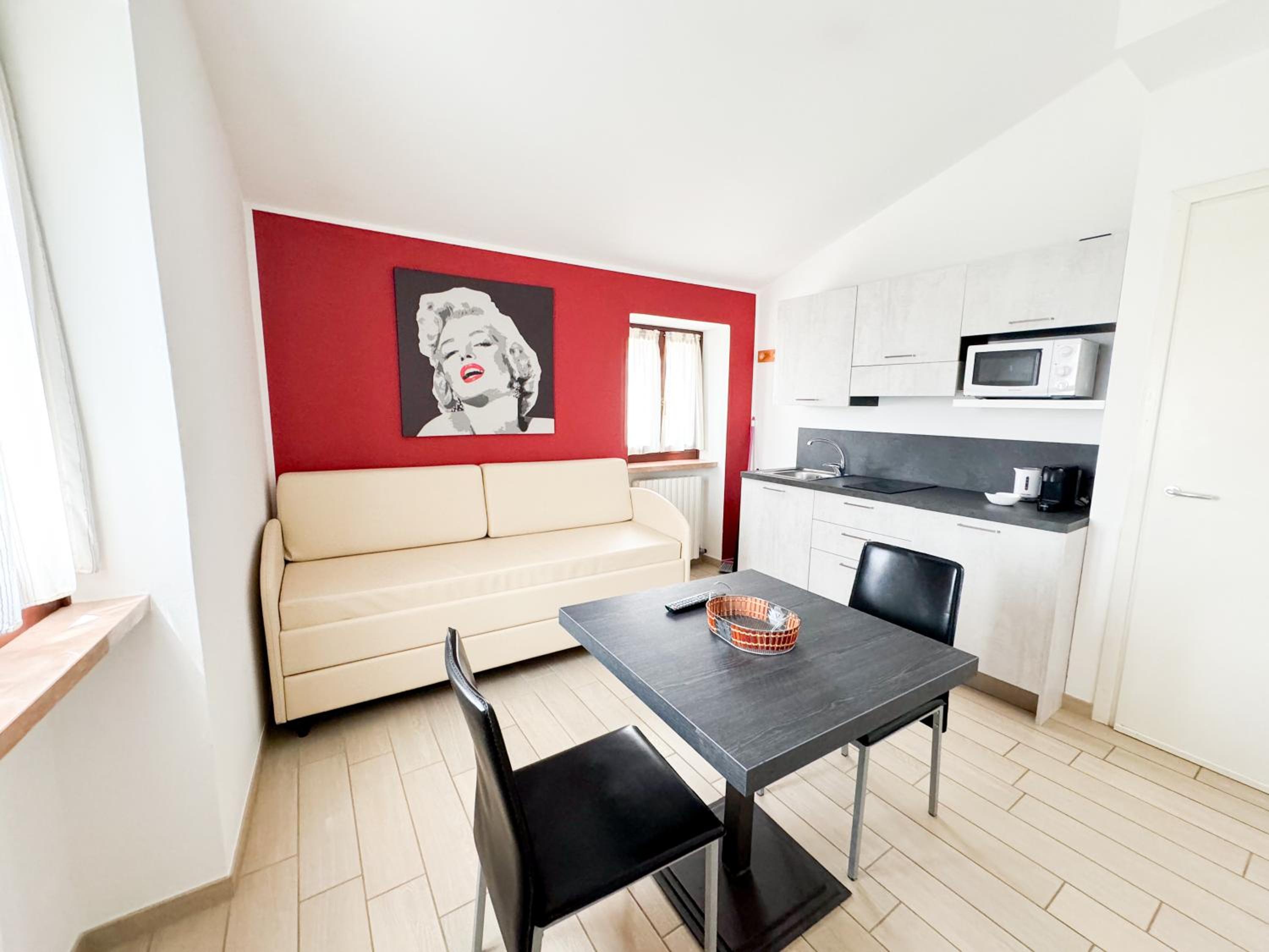One-Bedroom Apartment with Lake View