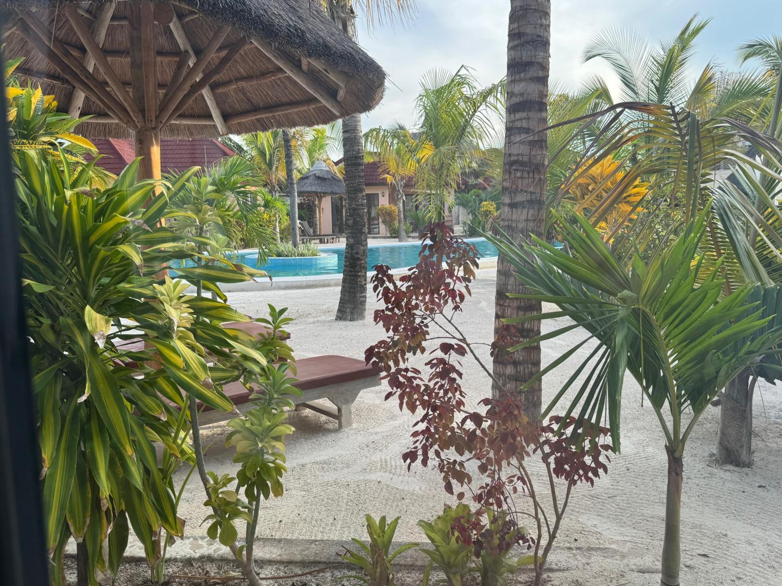 Suite with Pool View - Photo 18