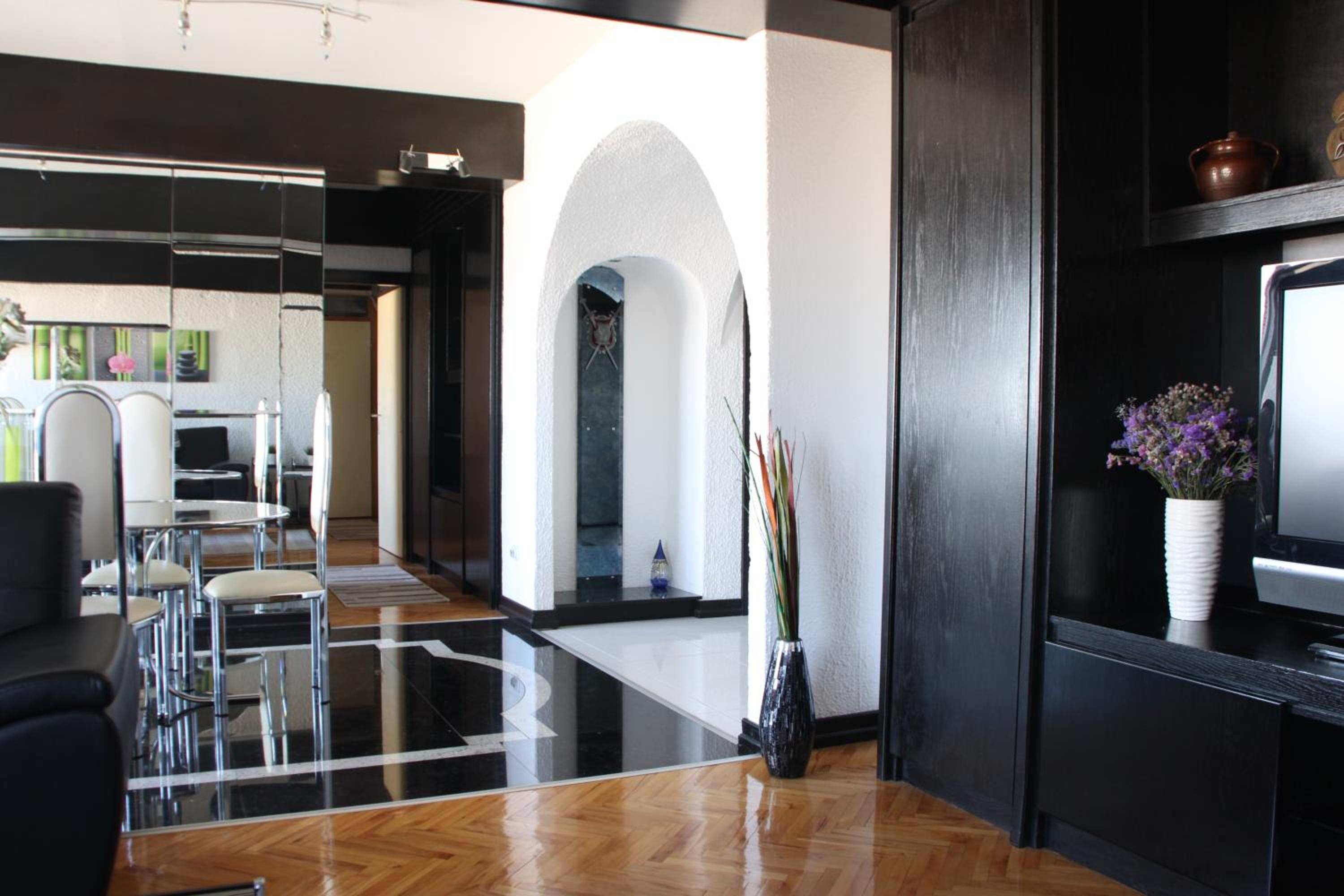 Luxury Three-Bedroom Apartment - Naroden Front Str.