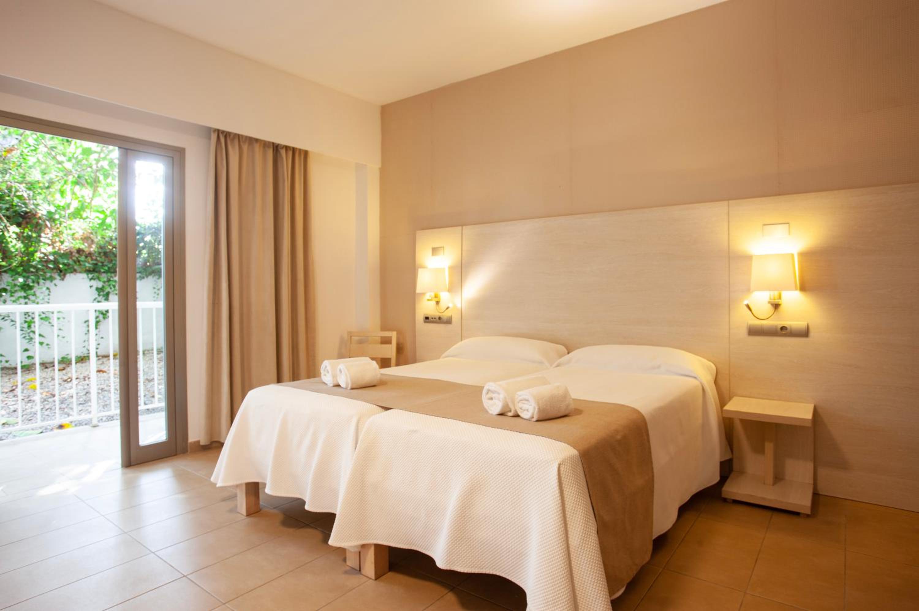 Standard Quadruple Room - Photo 16