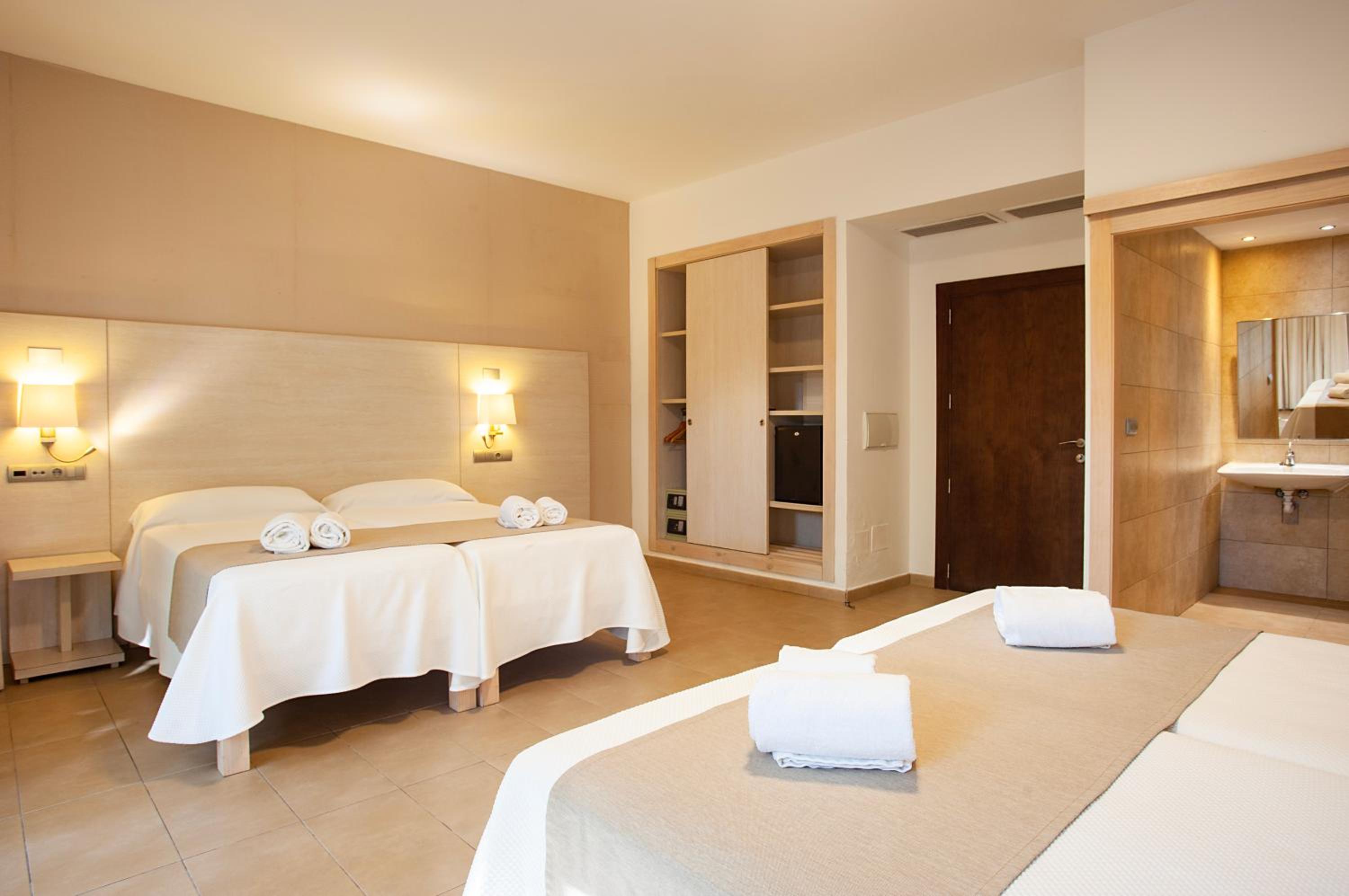 Standard Quadruple Room - Photo 13