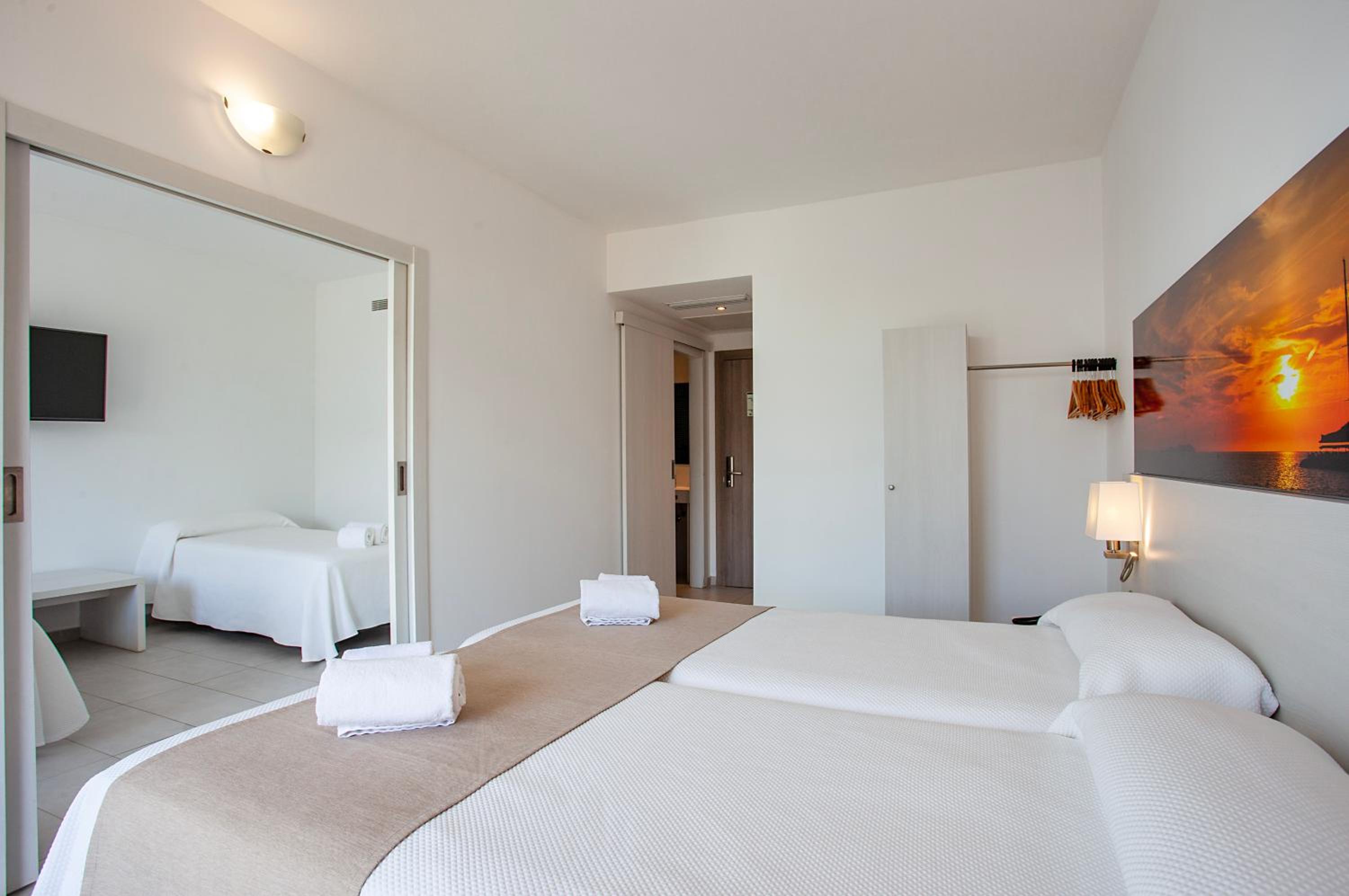 Standard Quadruple Room - Photo 18