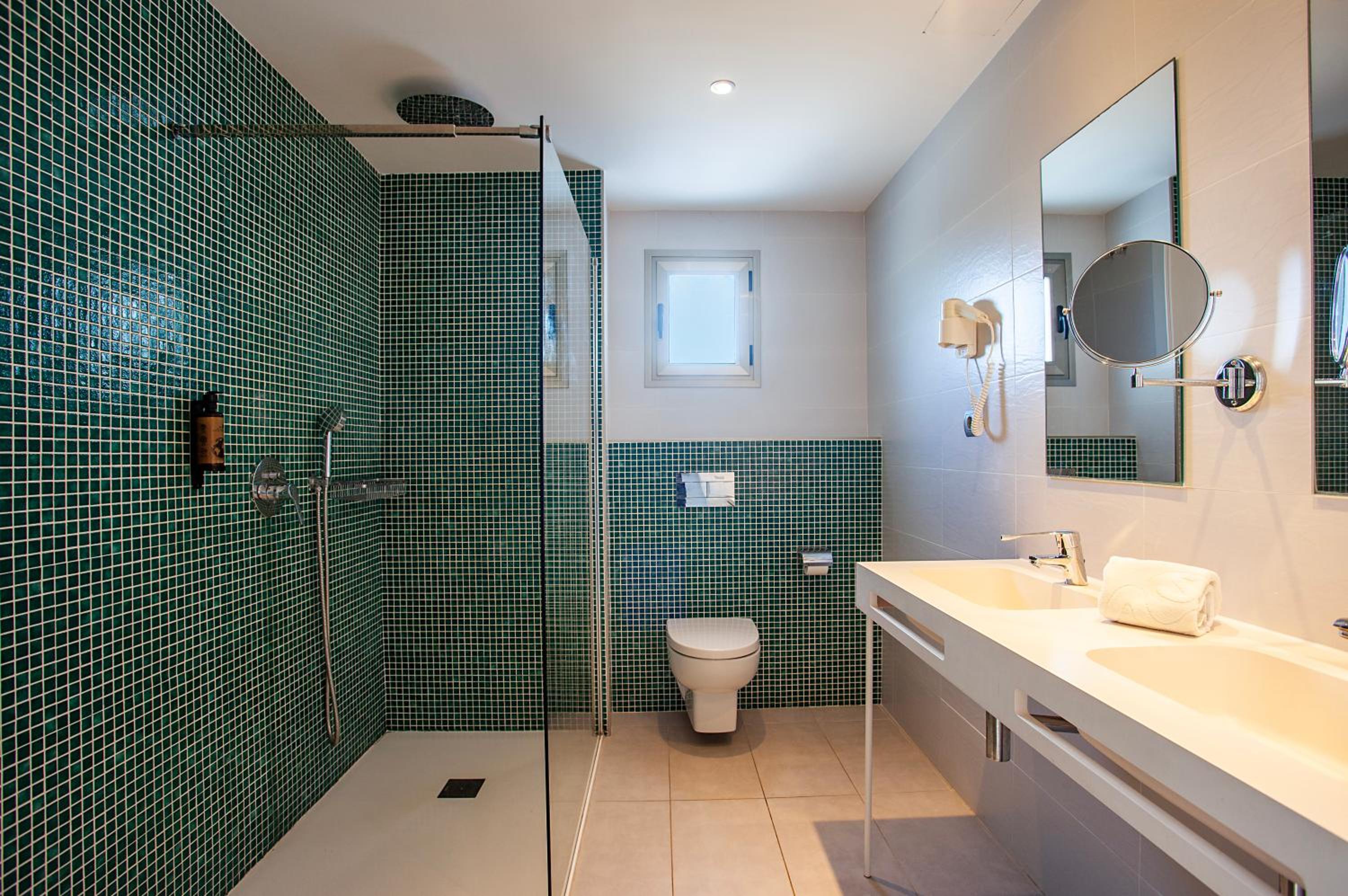 Standard Quadruple Room - Photo 9
