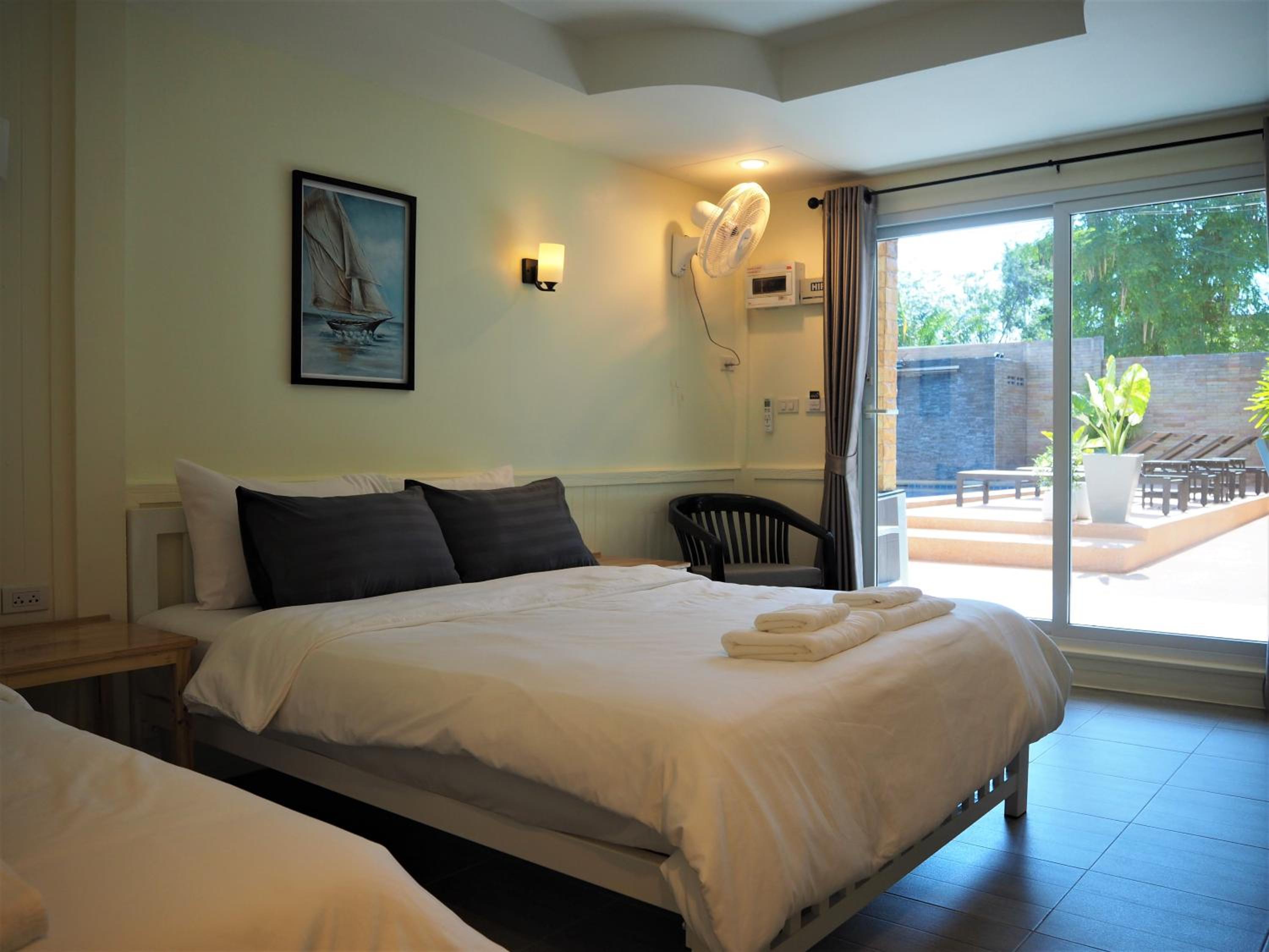 Dreibettzimmer mit Poolblick