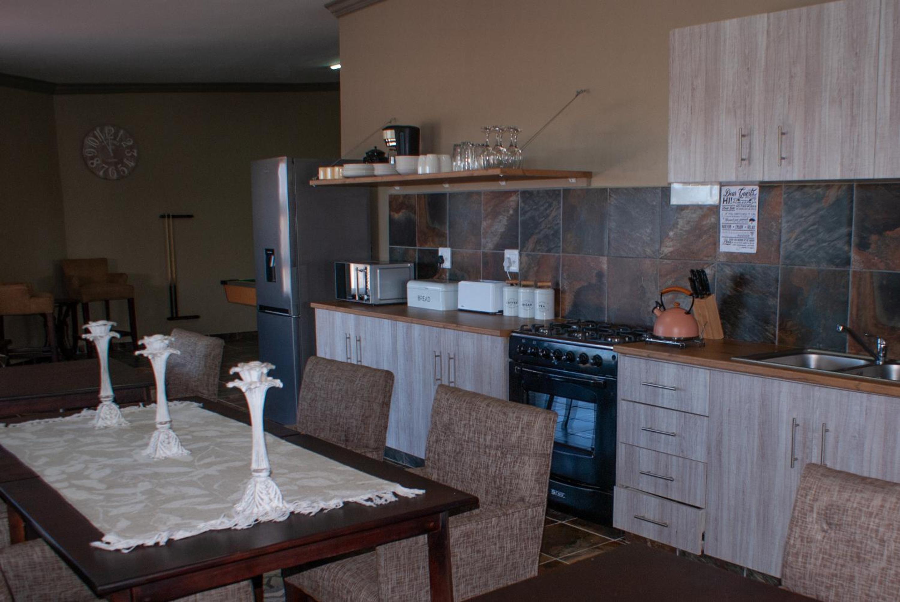 Eight-Bedroom House photo 2