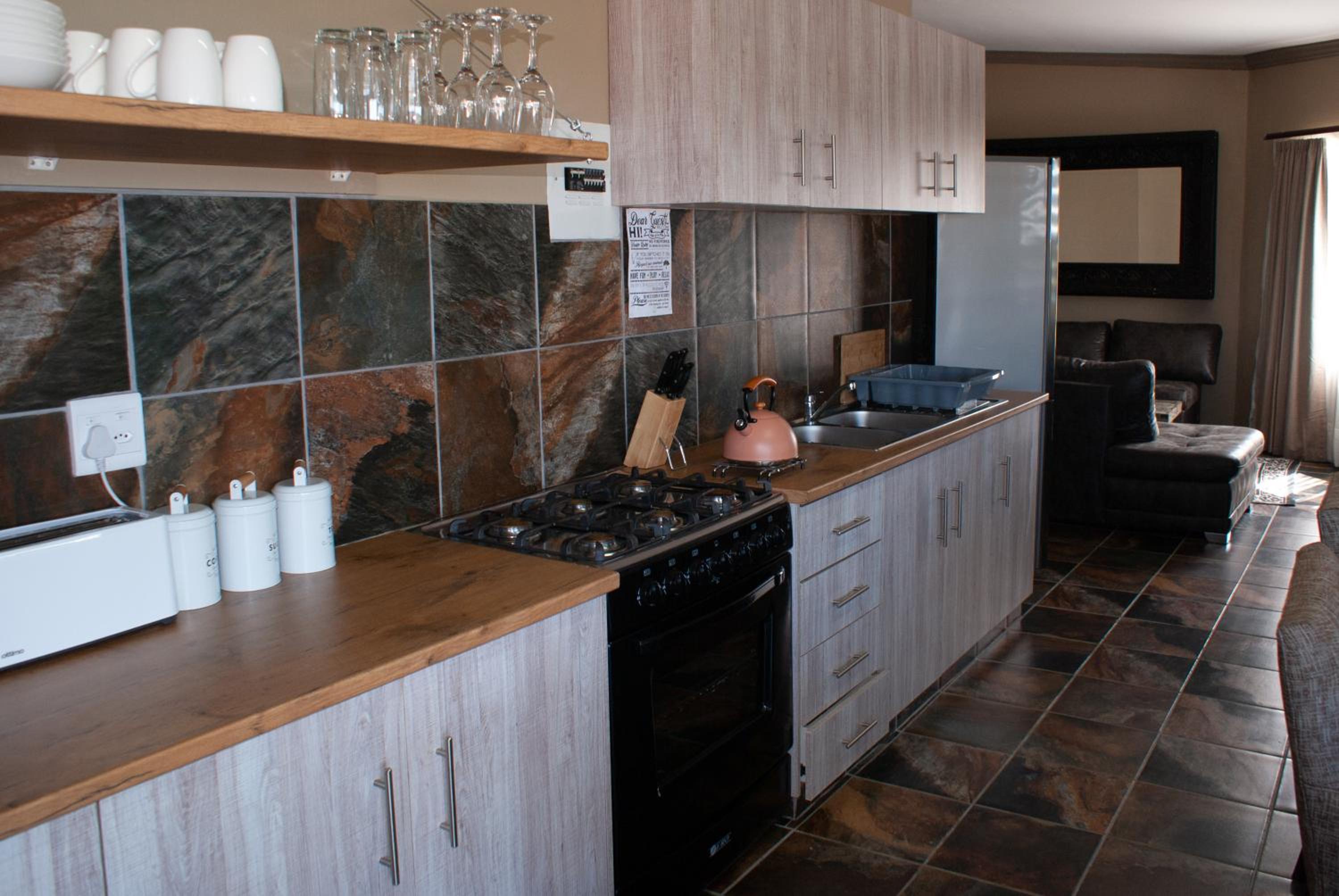 Eight-Bedroom House photo 3