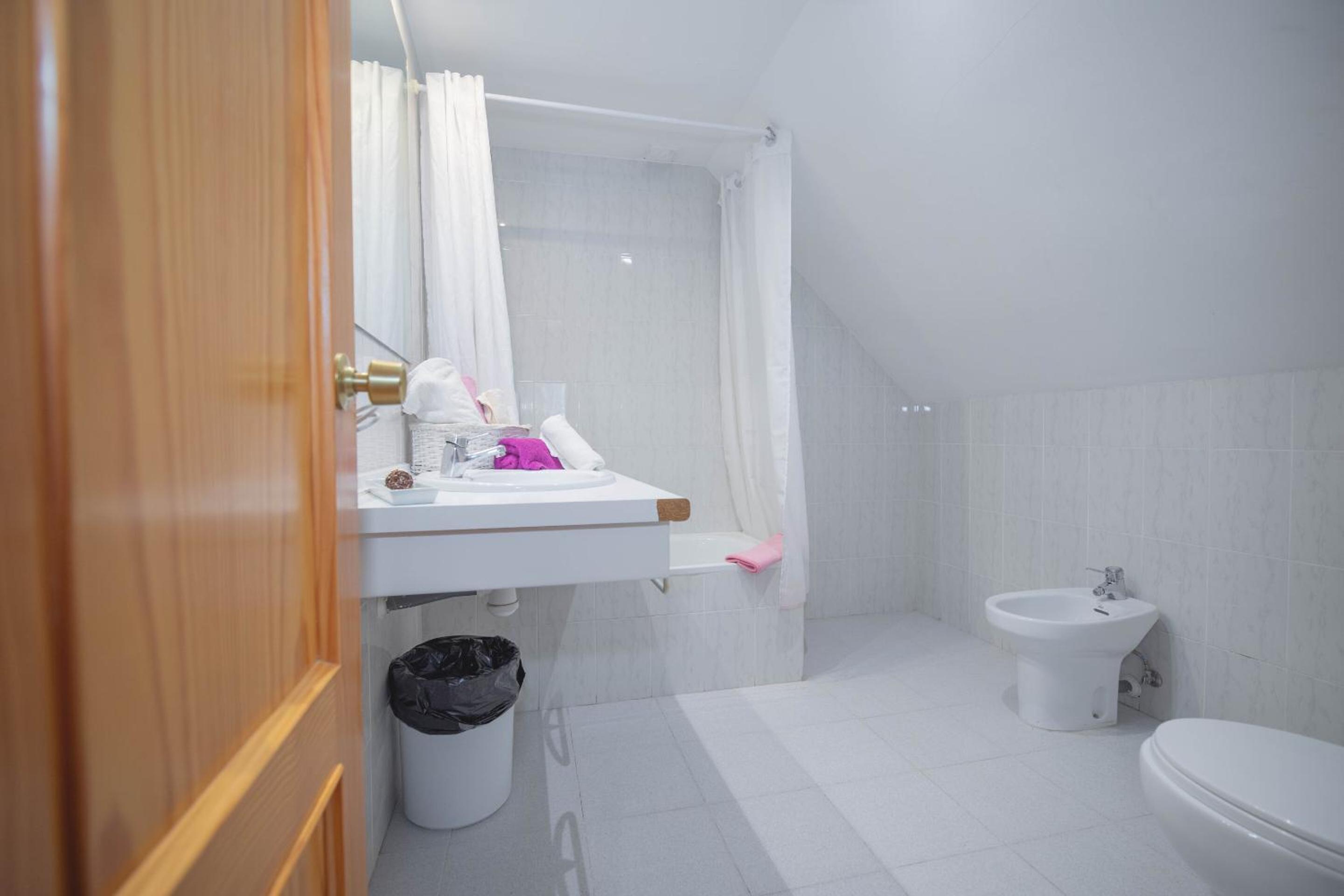Twin Room With Private Bathroom photo 3