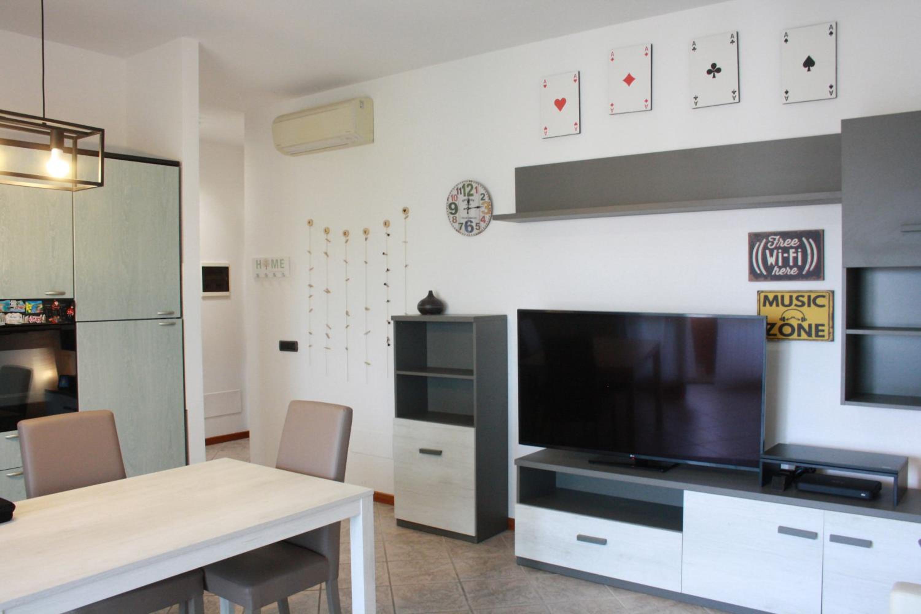 One-Bedroom Apartment photo 1