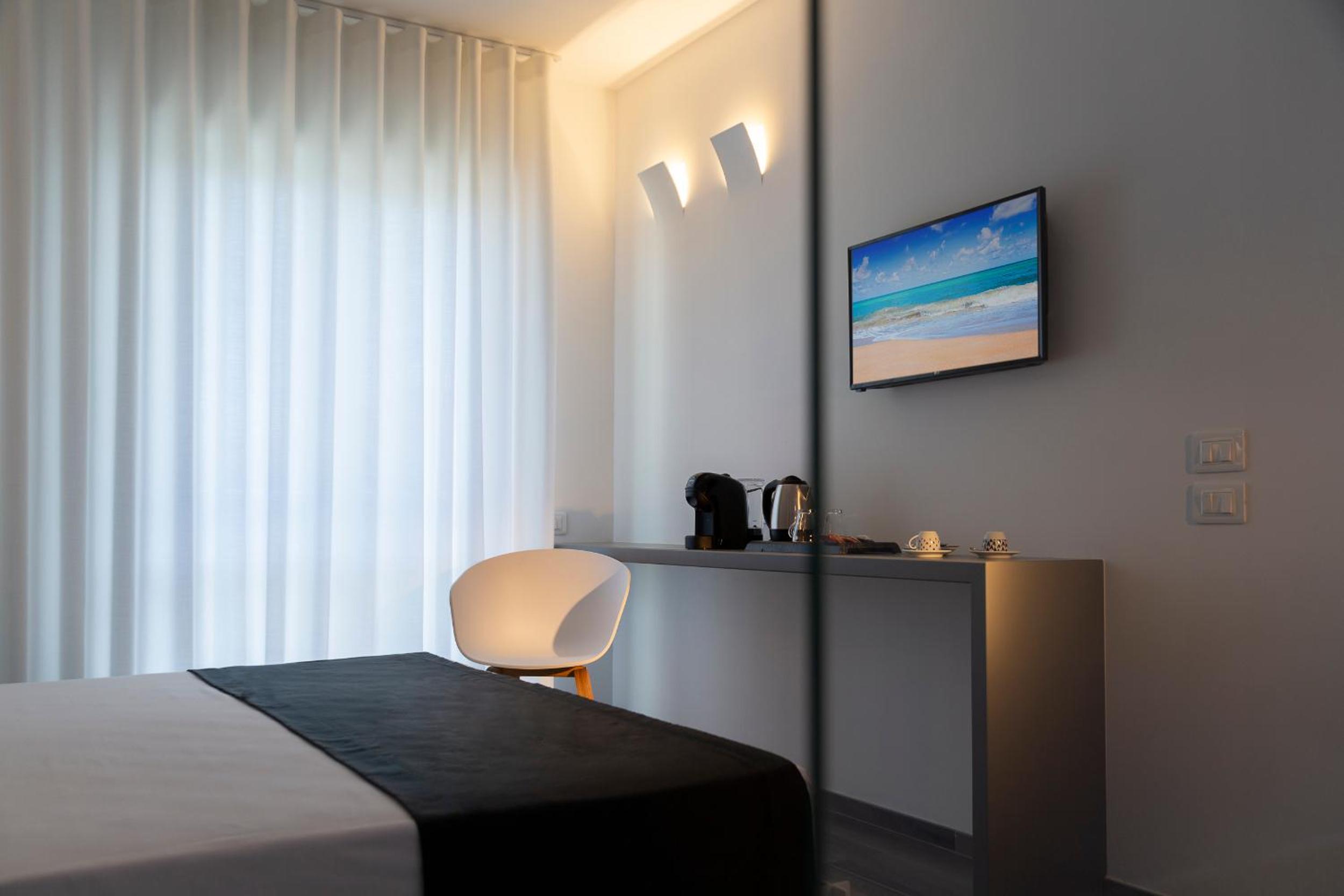 Deluxe Suite with Spa Bath - Photo 2