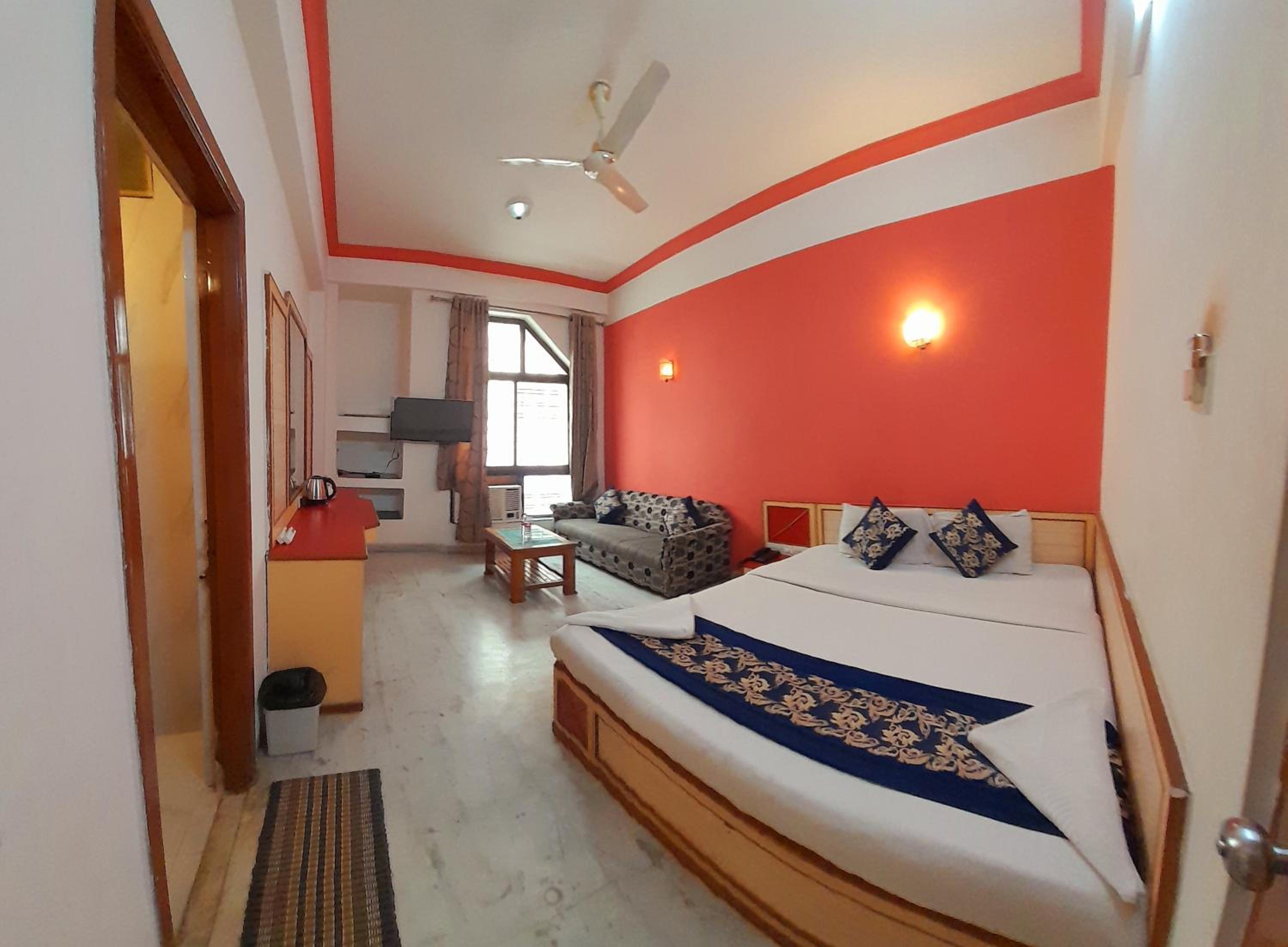 Deluxe Double Room Newly Renovated- Free pick and drop to Shirdi Railway Station - Photo 5