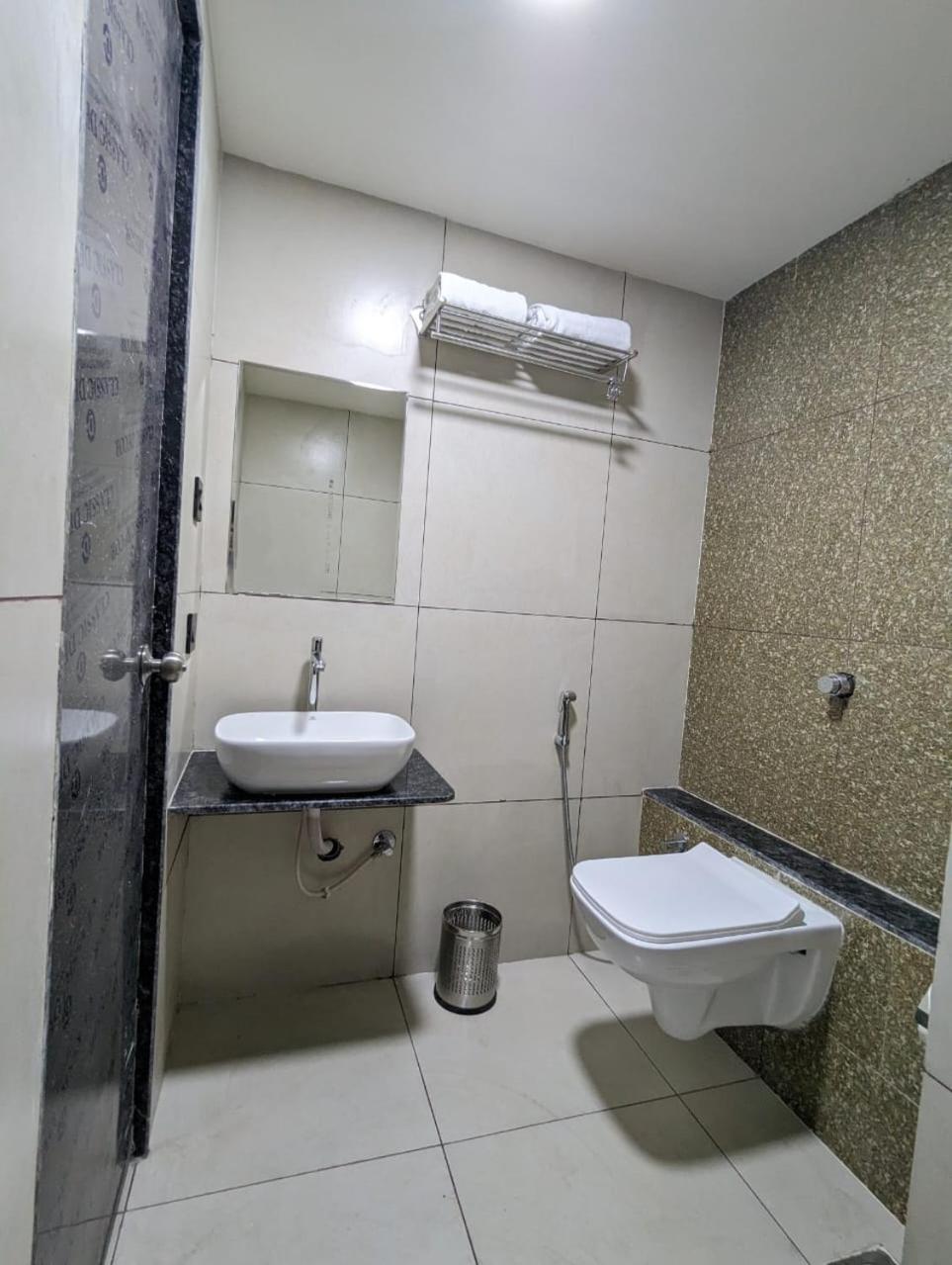 Twin Room - Photo 9
