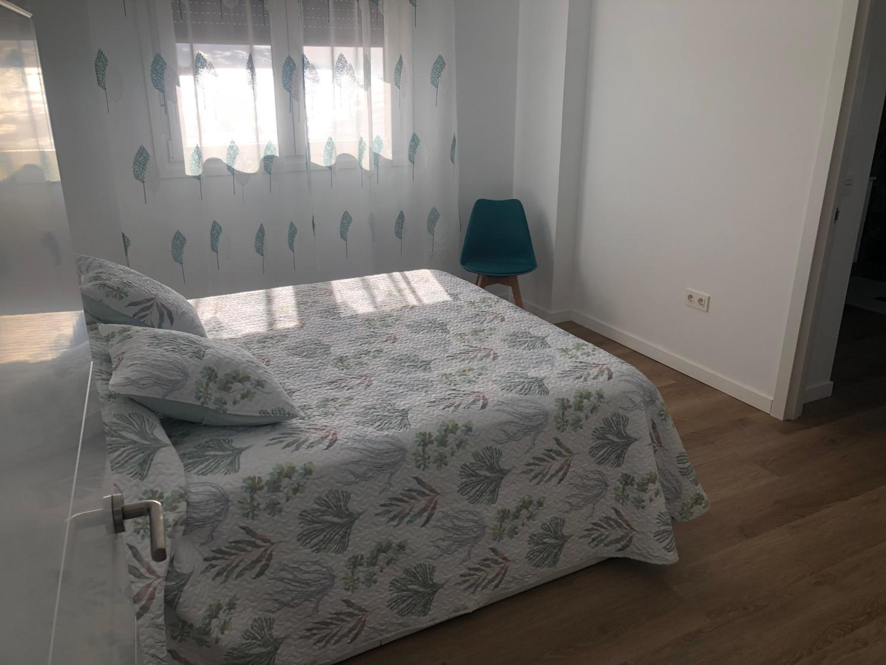 Apartamento de dos habitaciones con terraza y vista al mar