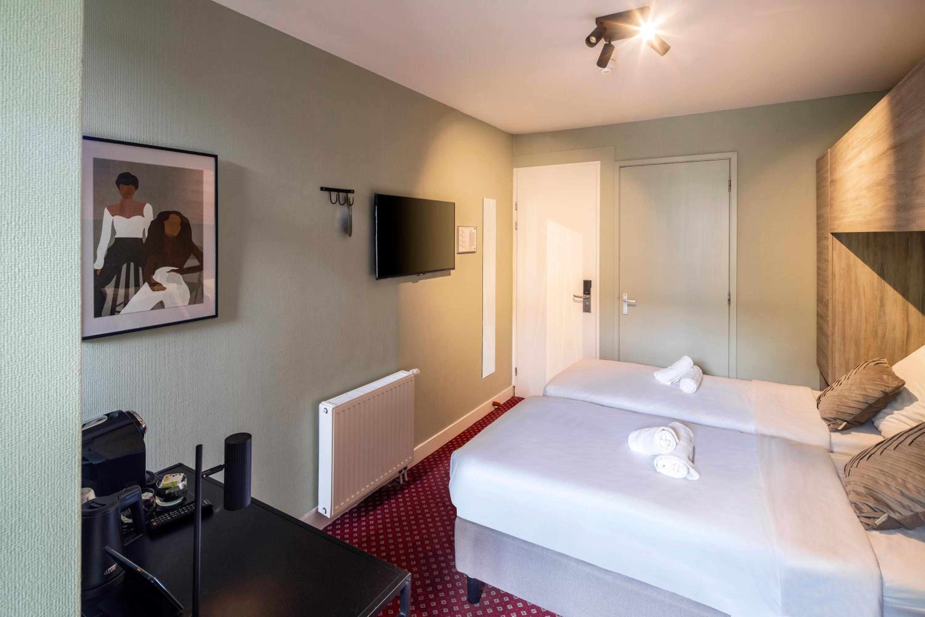 Twin Room with Balcony thumbnail 5
