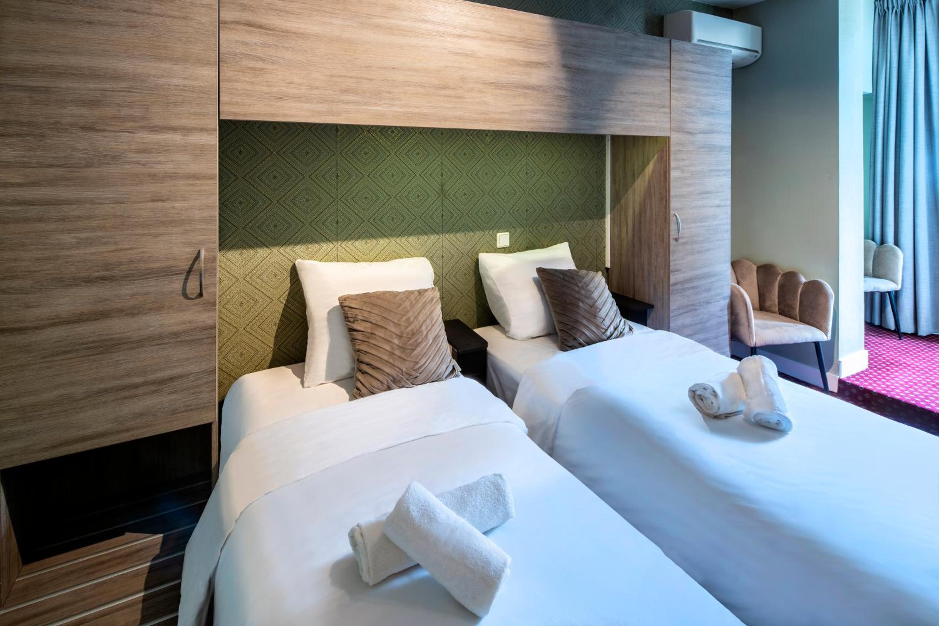 Twin Room with Balcony thumbnail 5