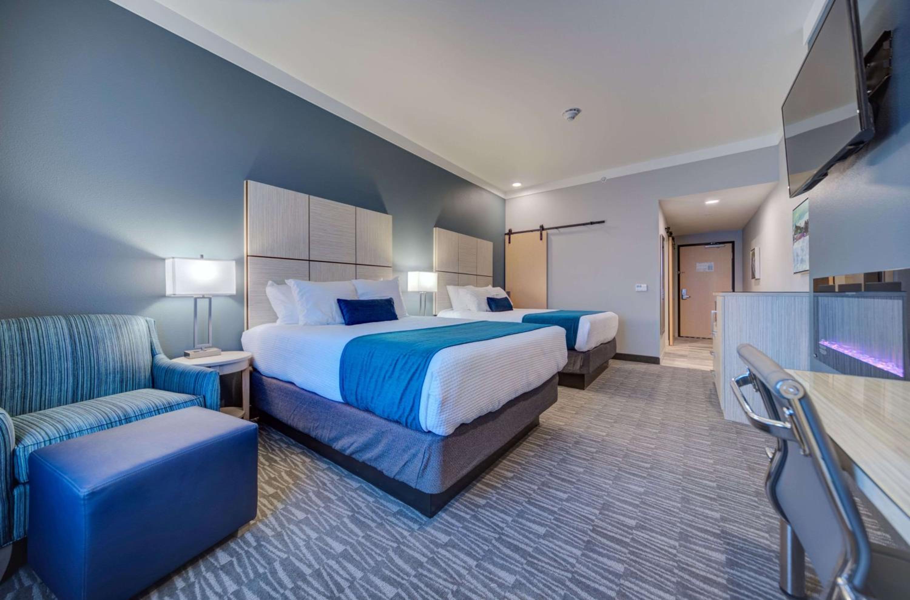 Queen Room with Two Queen Beds and Mountain View - Fireplace/Non-Smoking