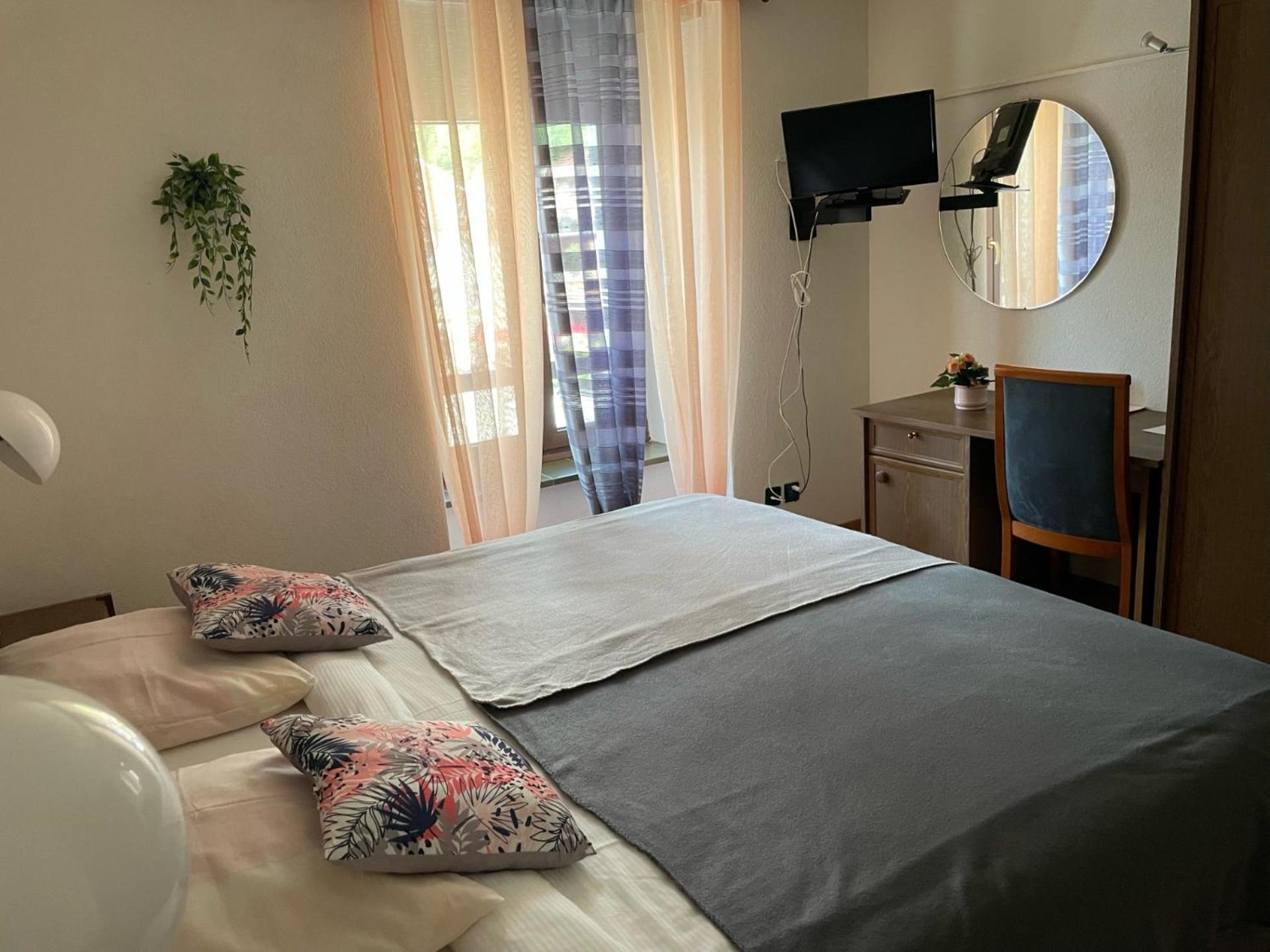 Double Room - Photo 6
