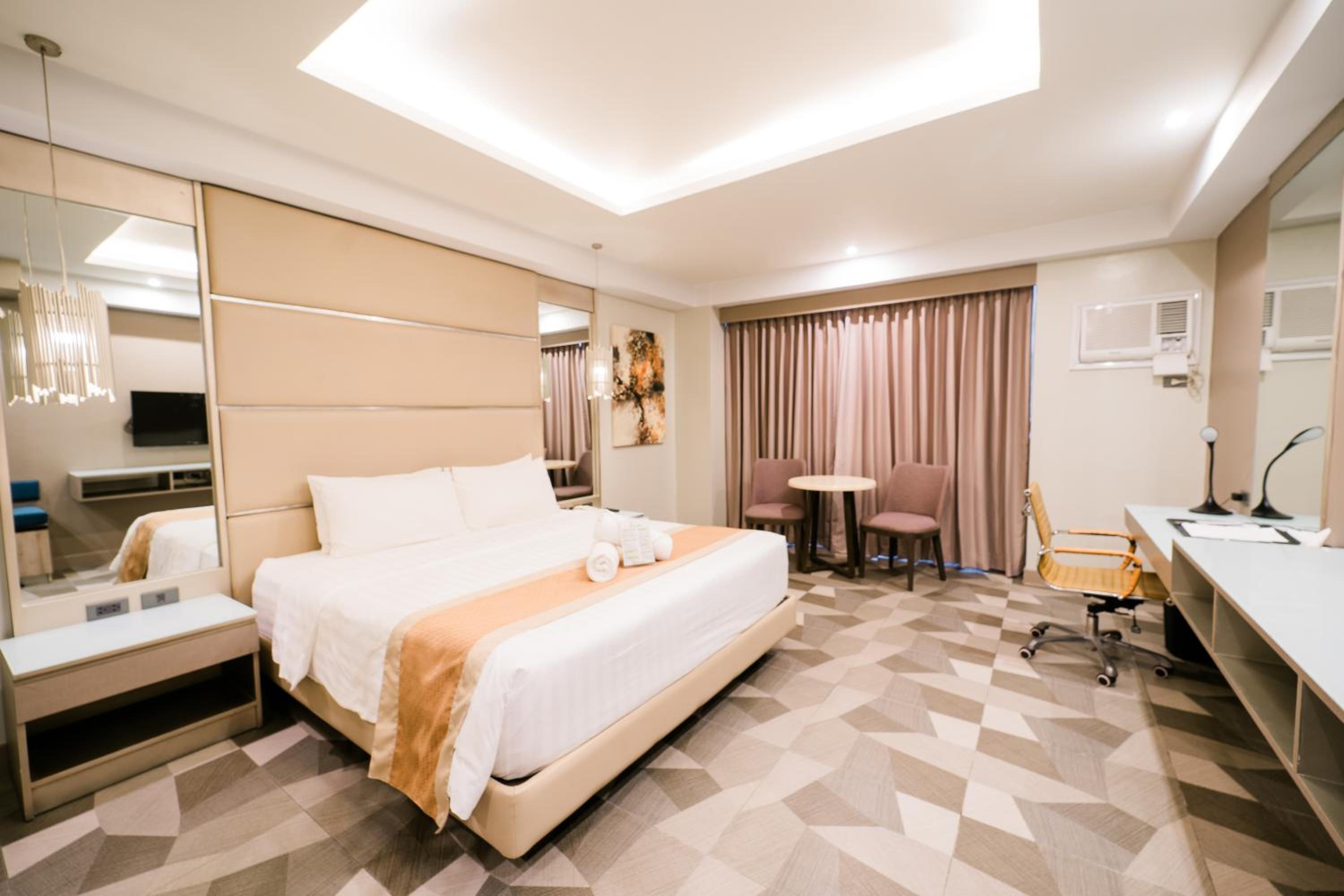 Deluxe King Room - Photo 1