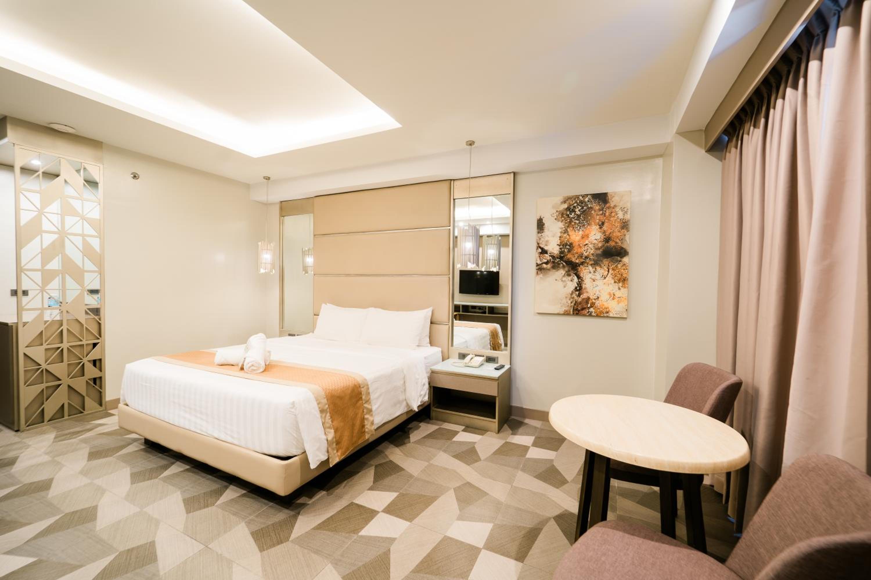 Deluxe King Room - Photo 9