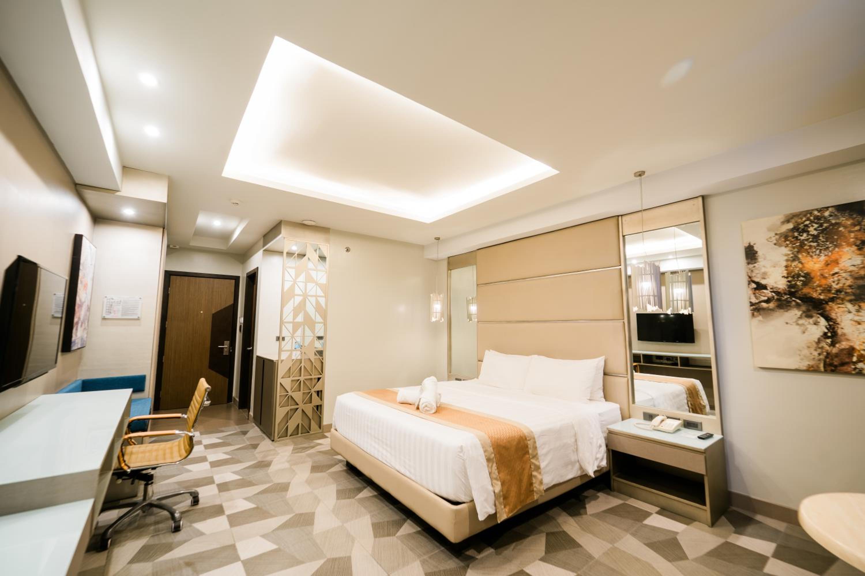 Deluxe King Room - Photo 11