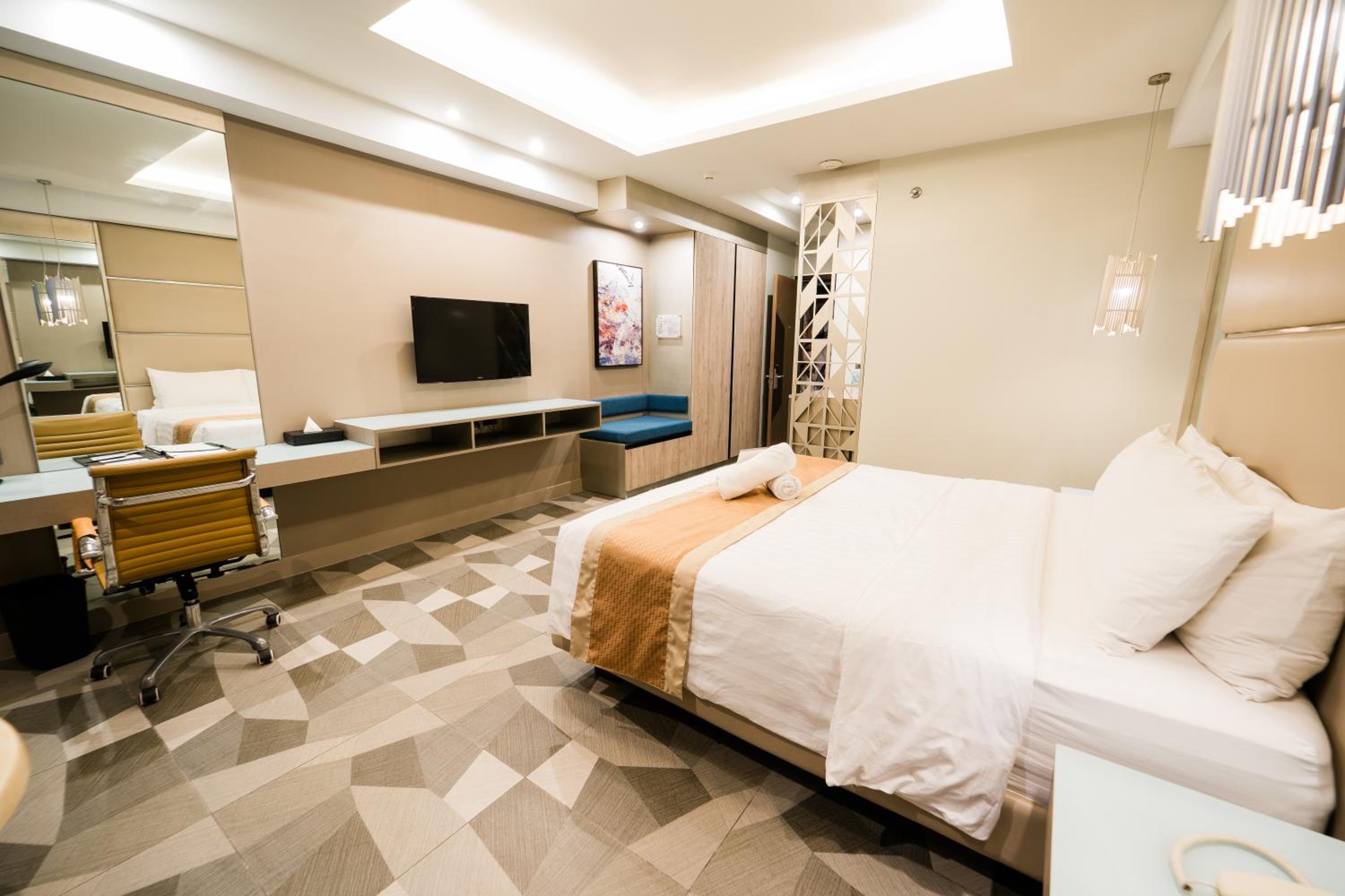 Deluxe King Room - Photo 12