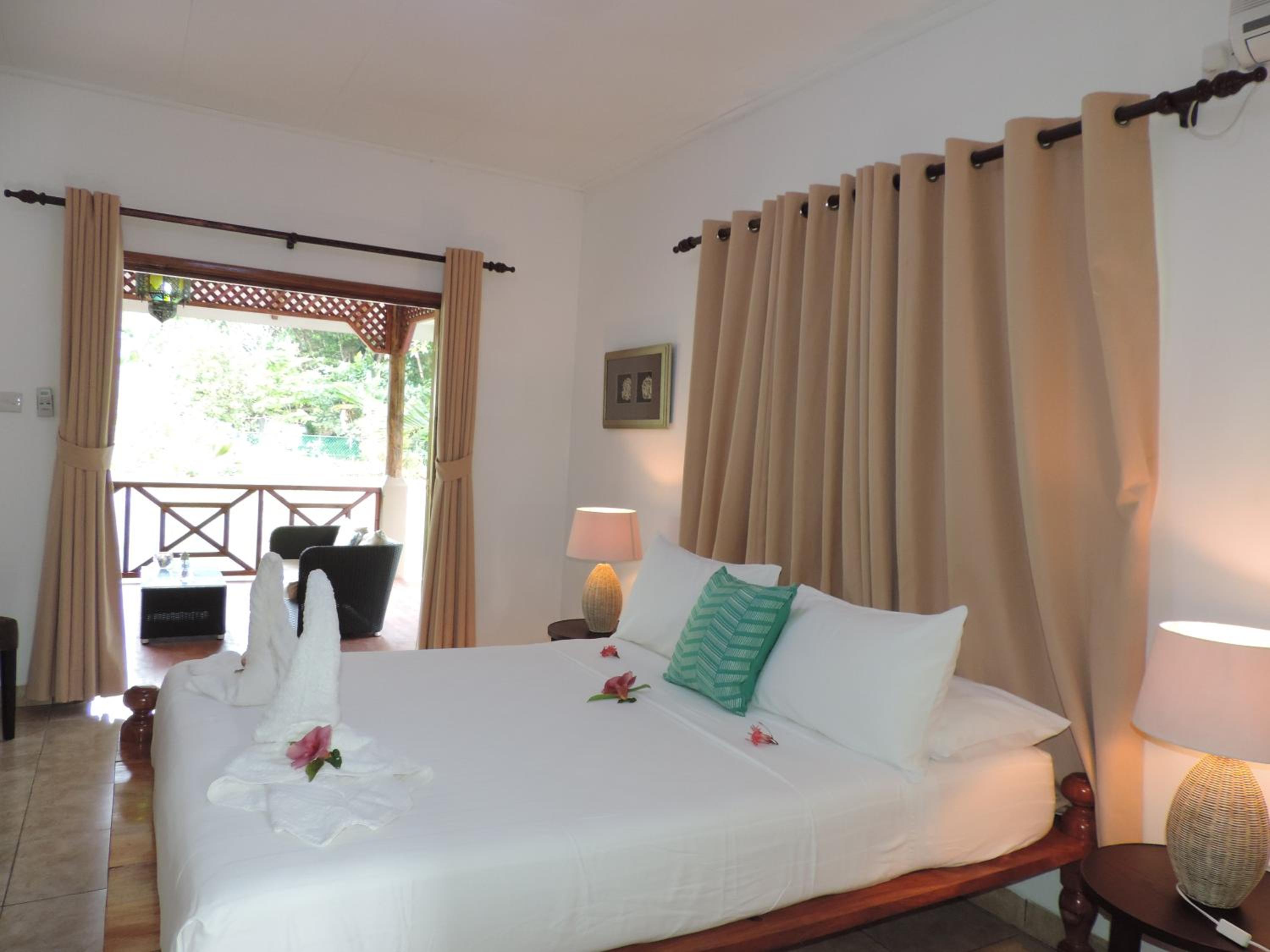 Deluxe Double Room with Balcony photo 3