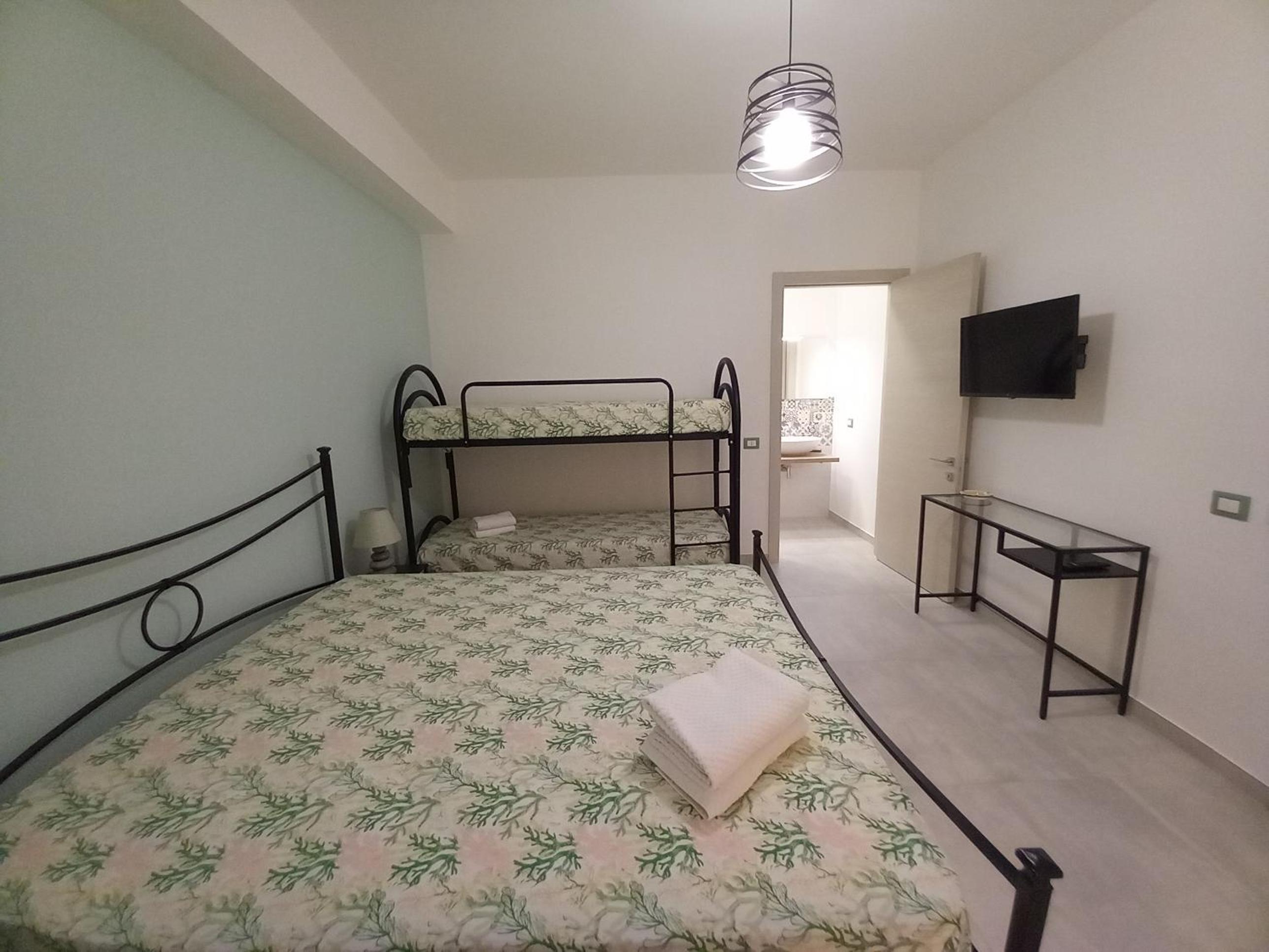 Quadruple Room with Private Bathroom photo 1