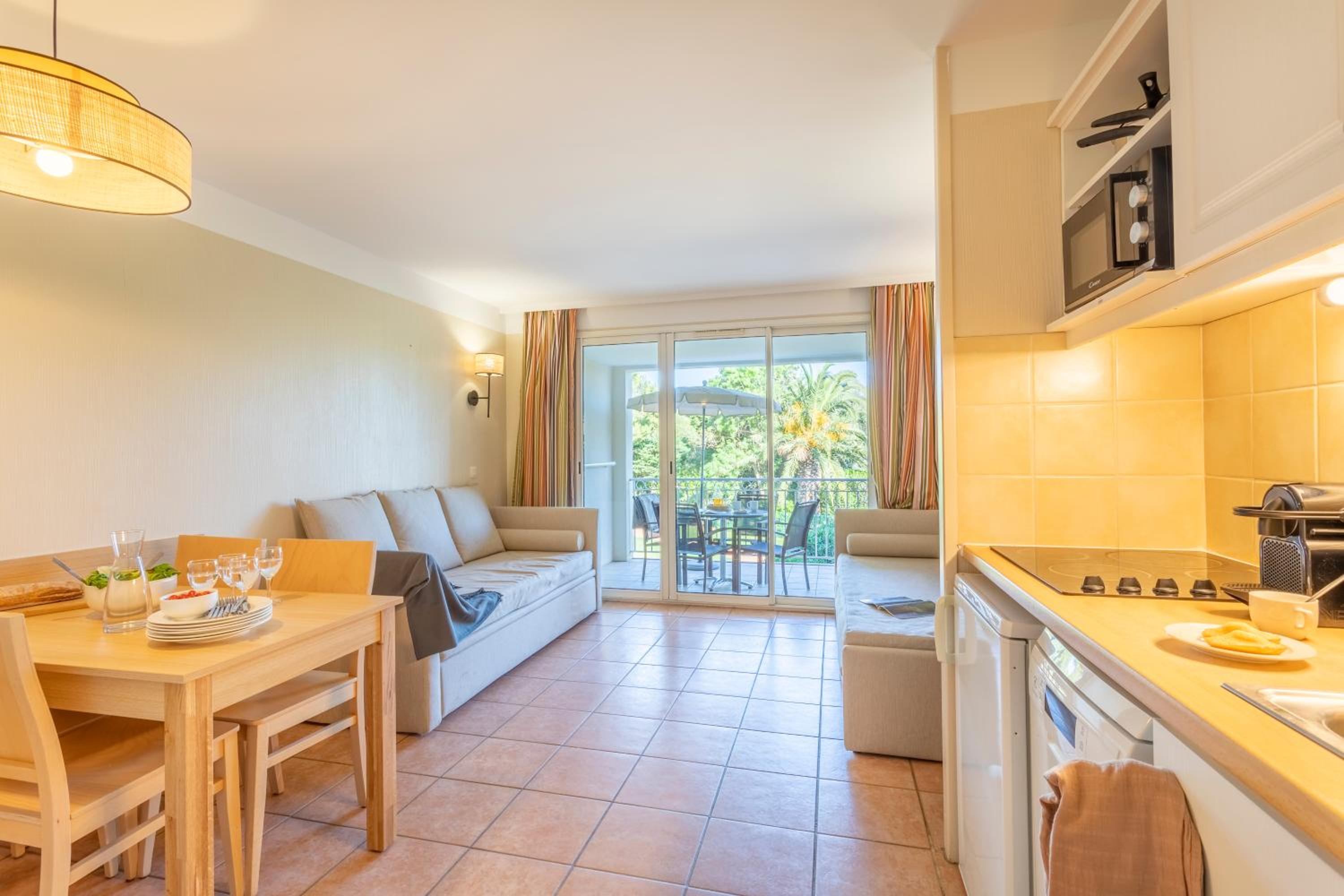 One-Bedroom Apartment with Air Conditioning and Balcony (5 People) - Pool View