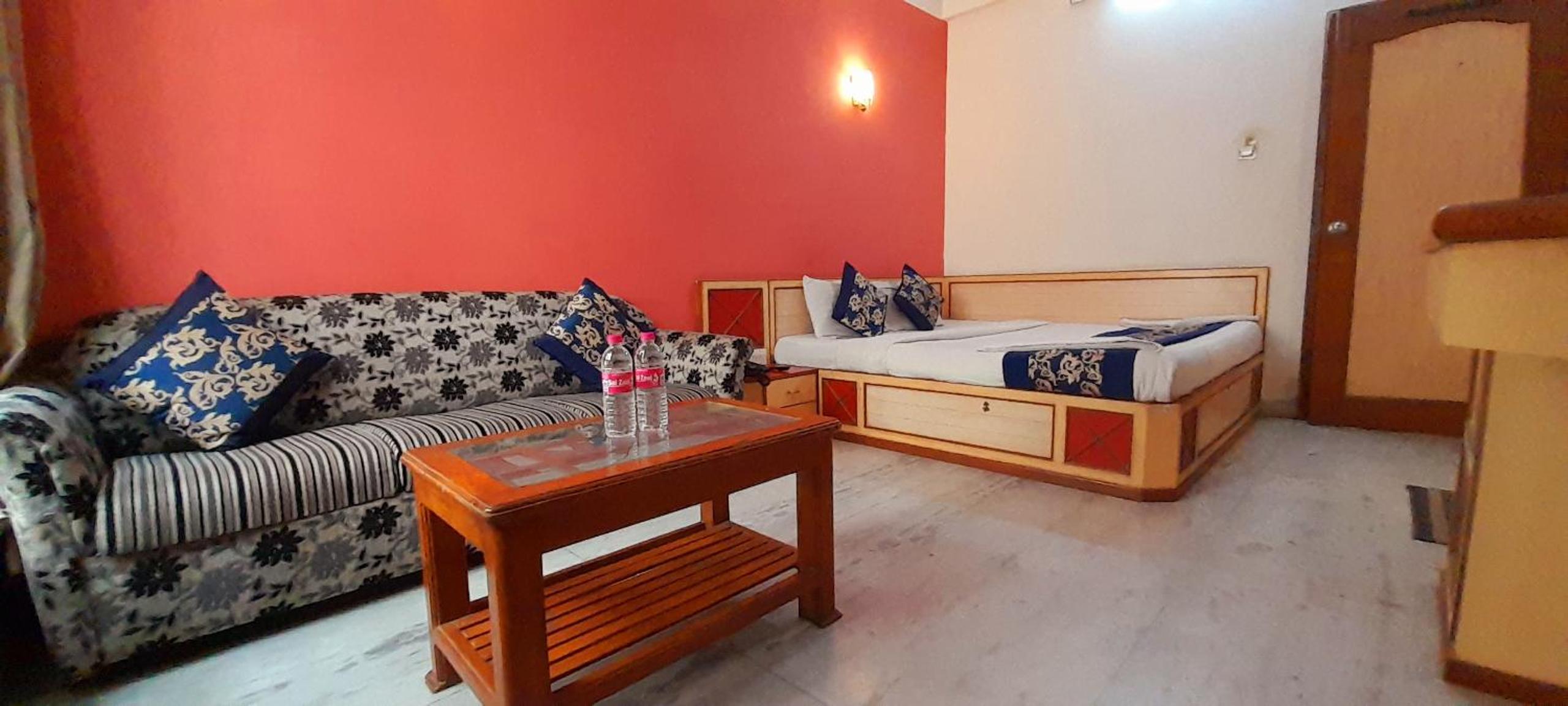 Deluxe Double Room Newly Renovated- Free pick and drop to Shirdi Railway Station - Photo 3
