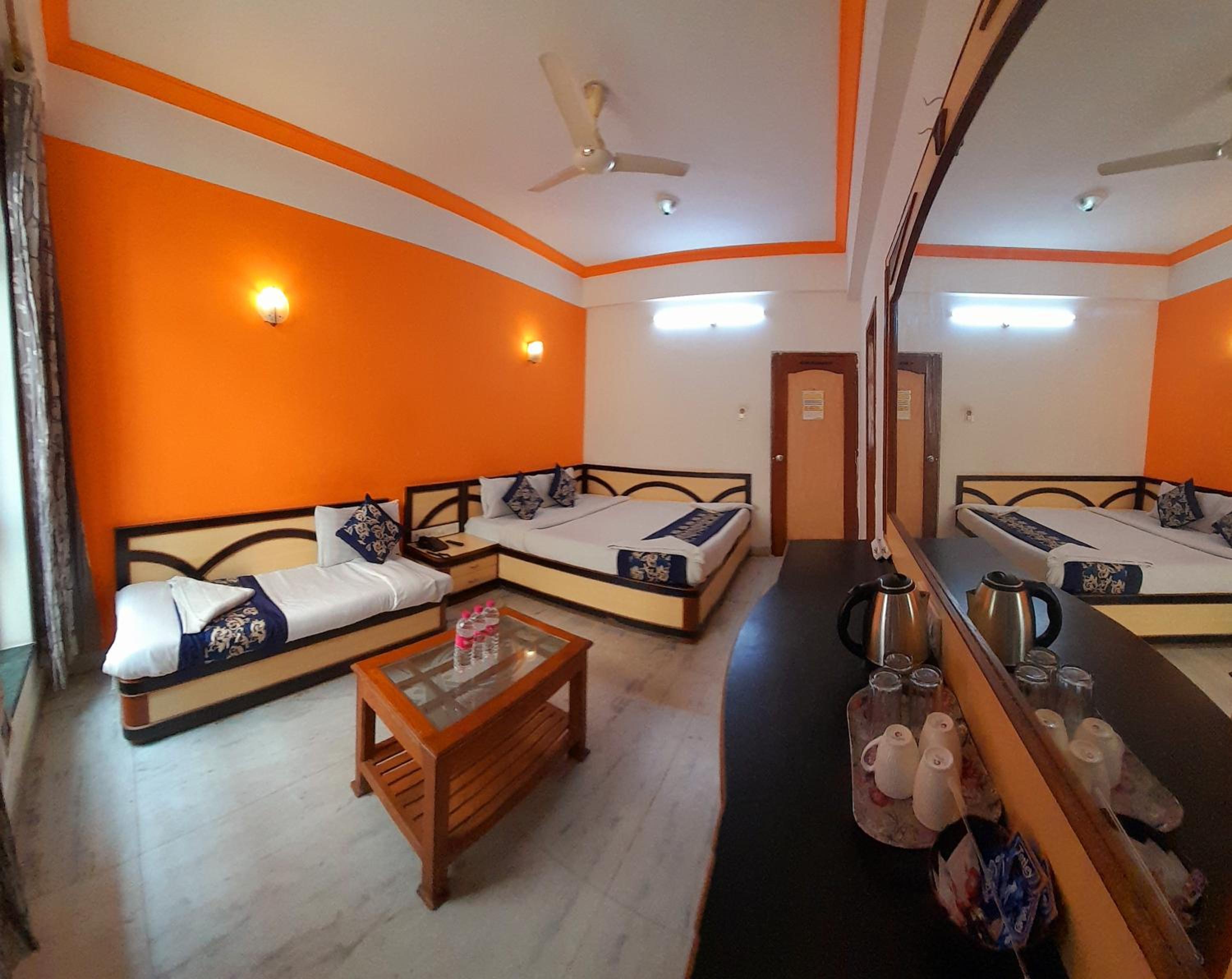 Deluxe Triple Room Newly Renovated- - Free pick and drop to Shirdi Railway Station - Photo 4