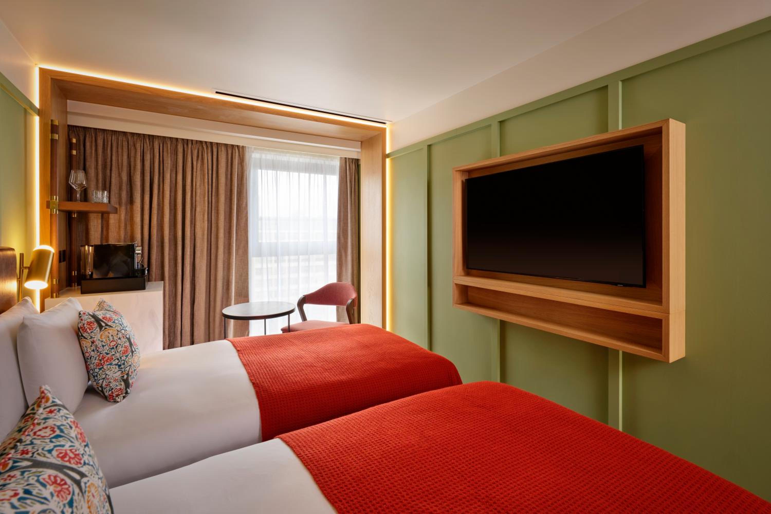 Deluxe Twin Room with City View - Photo 5