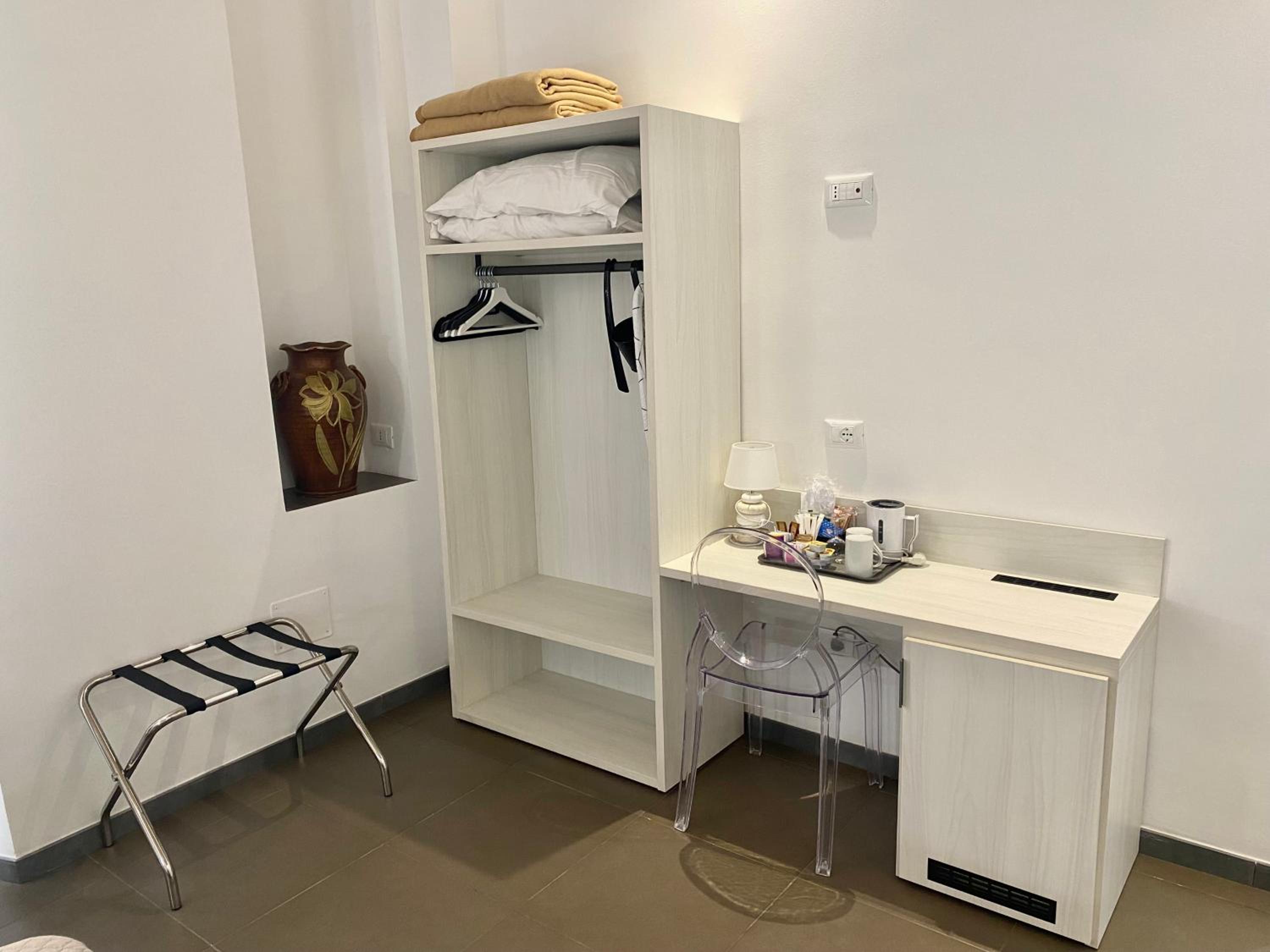 Deluxe Double Room thumbnail 6