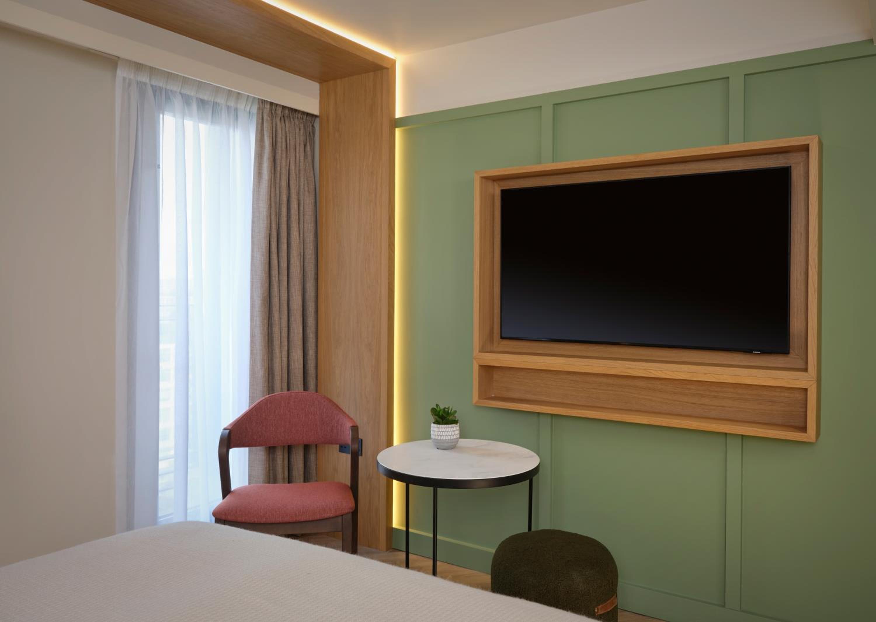 Deluxe Queen Room with Double Bed and City View - Photo 2