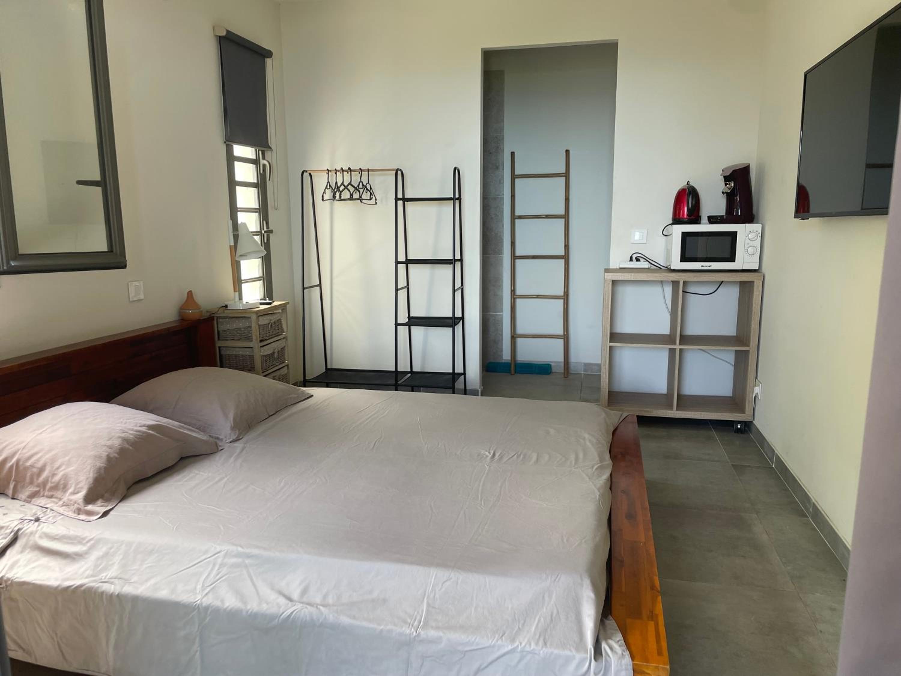 One-Bedroom Apartment photo 1