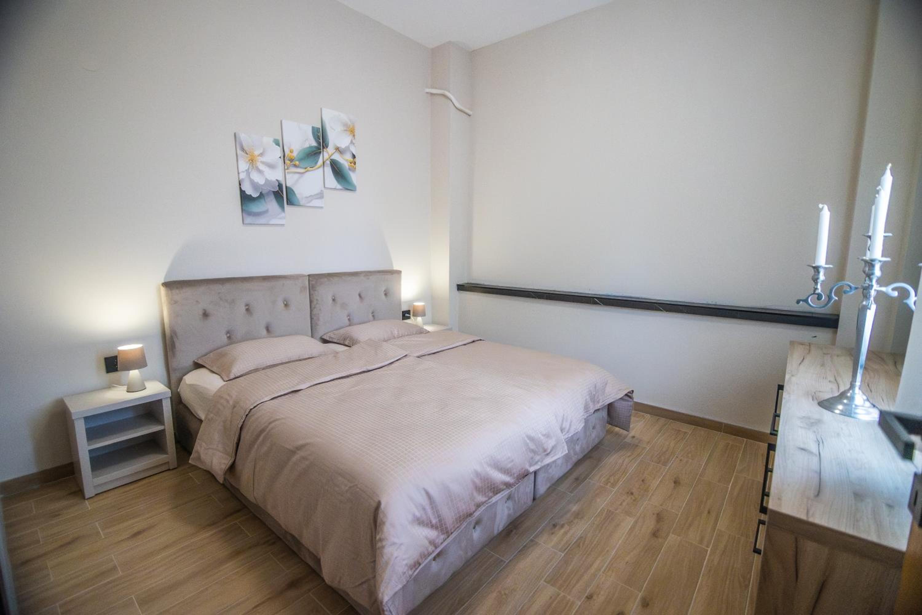 One-Bedroom Apartment photo 1