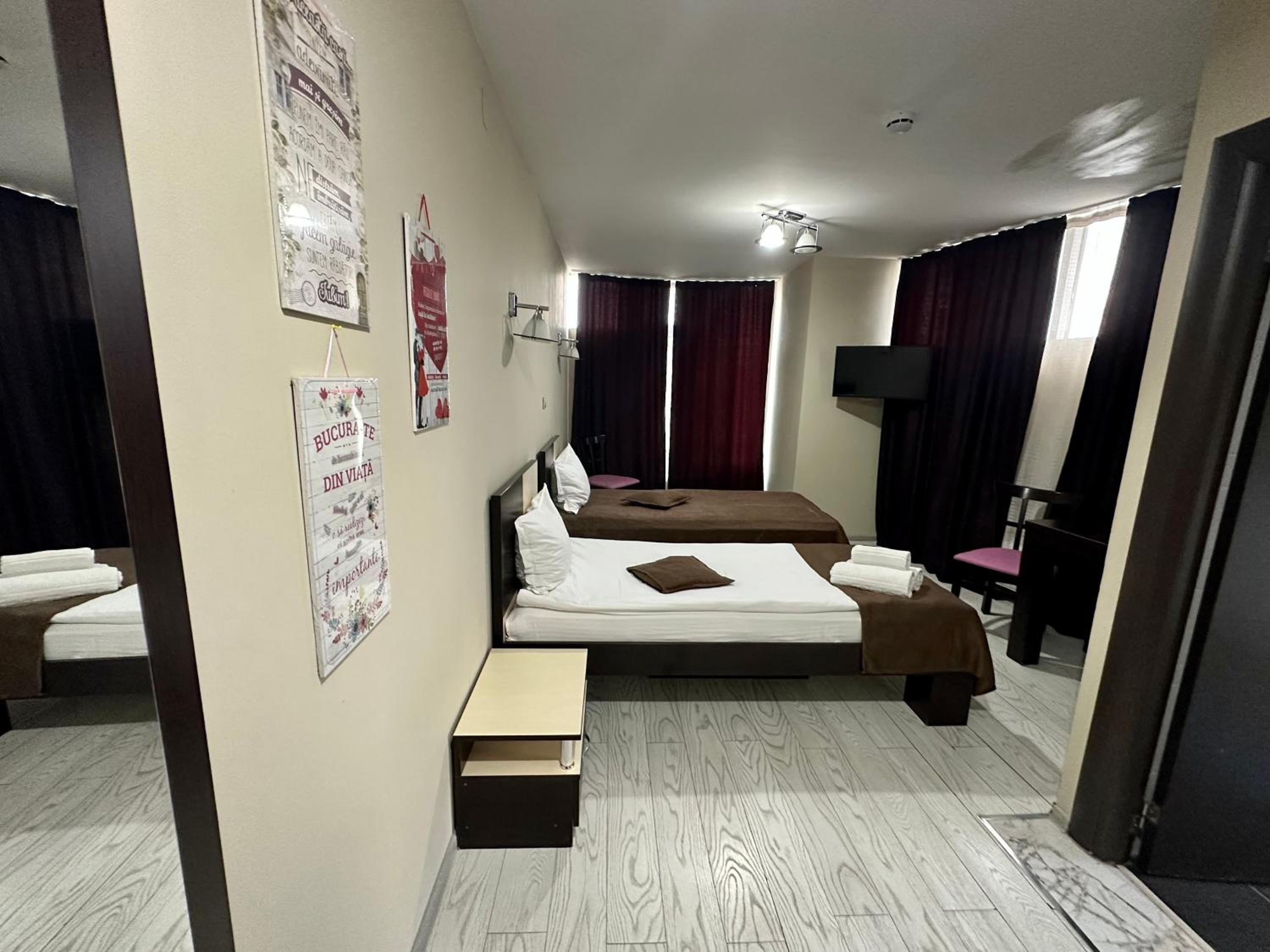 Twin Room - Photo 7