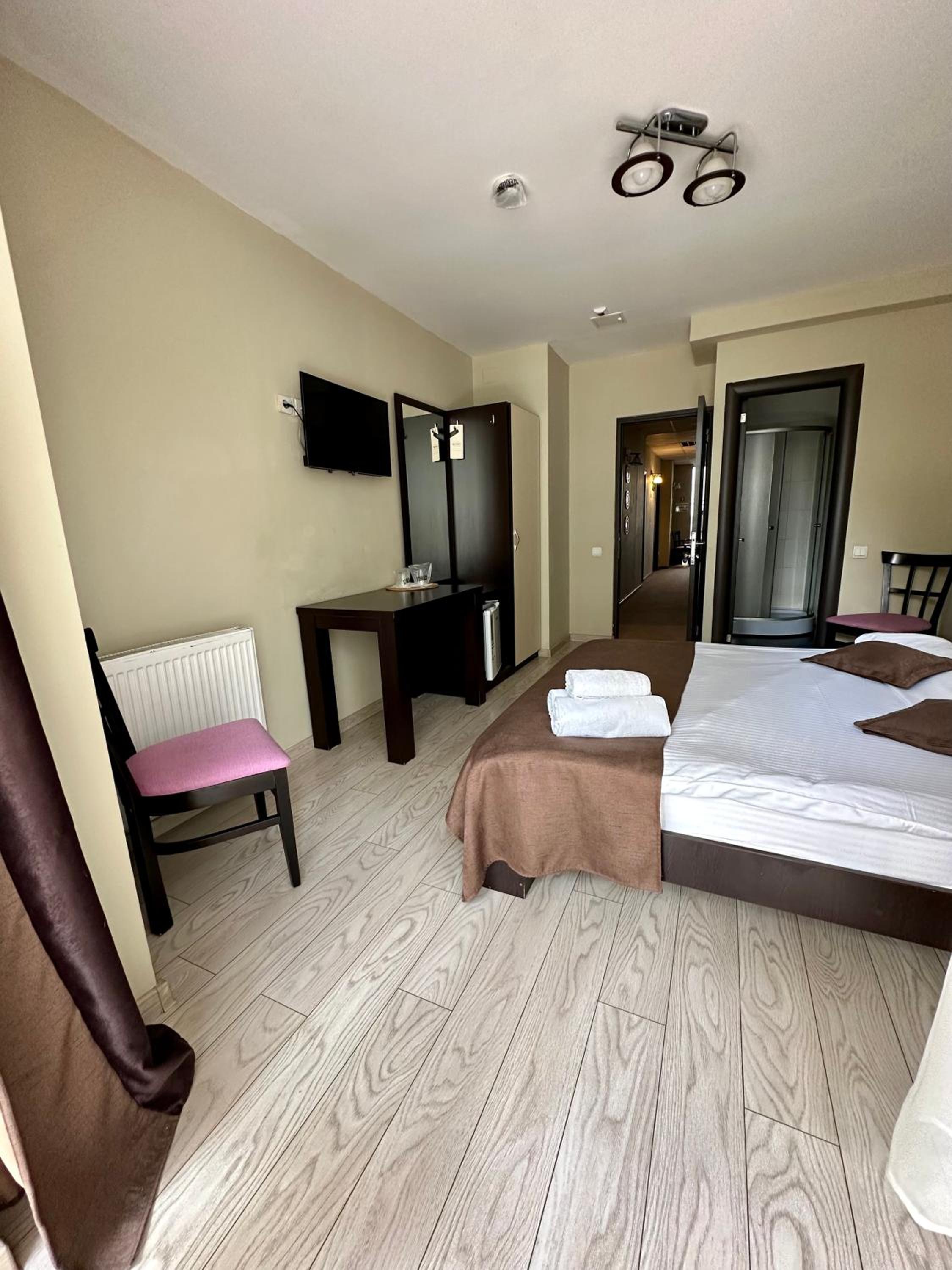 Double Room - Photo 8