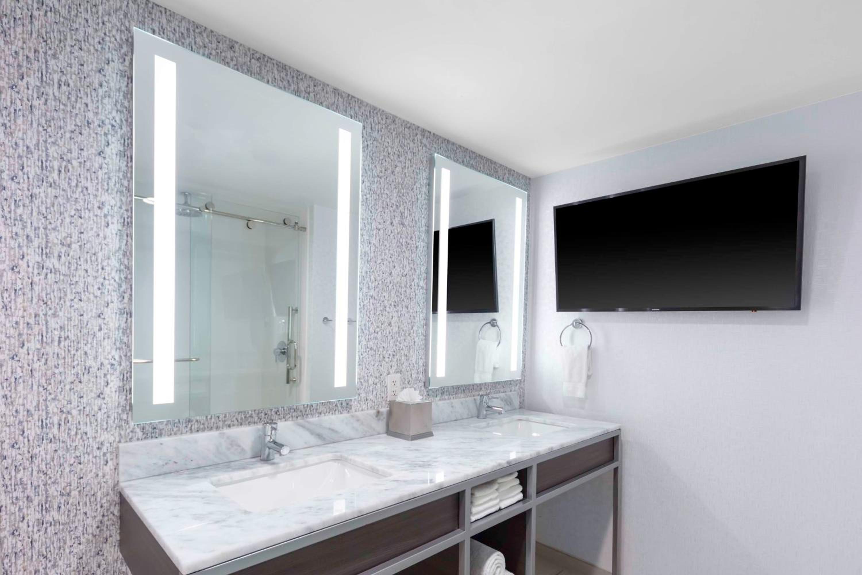 Queen Room with Two Queen Beds - Photo 2