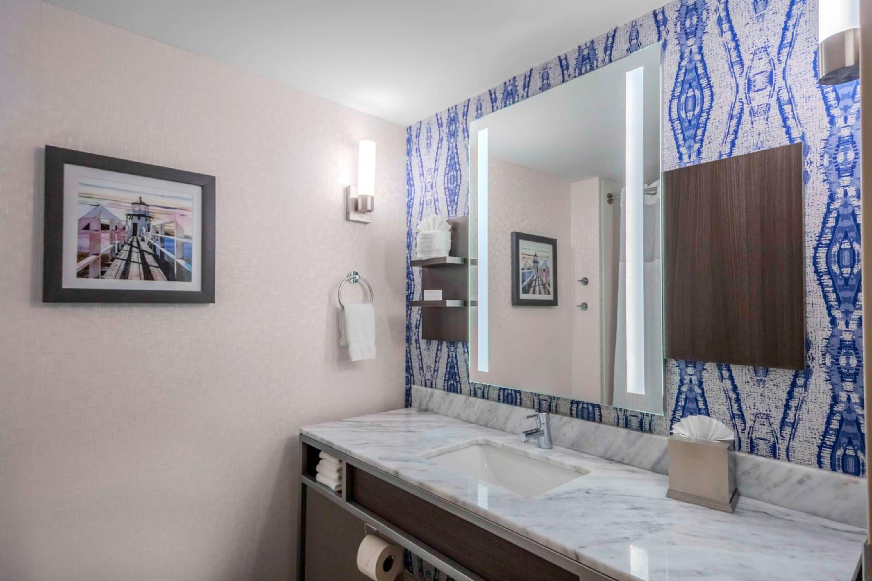 Deluxe King Room with Sofa Bed - Photo 2