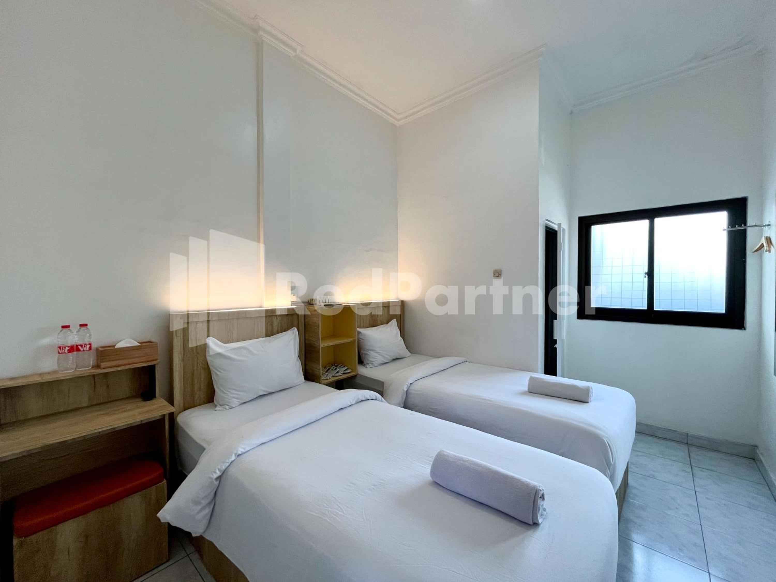 Standard Twin Room - Photo 8