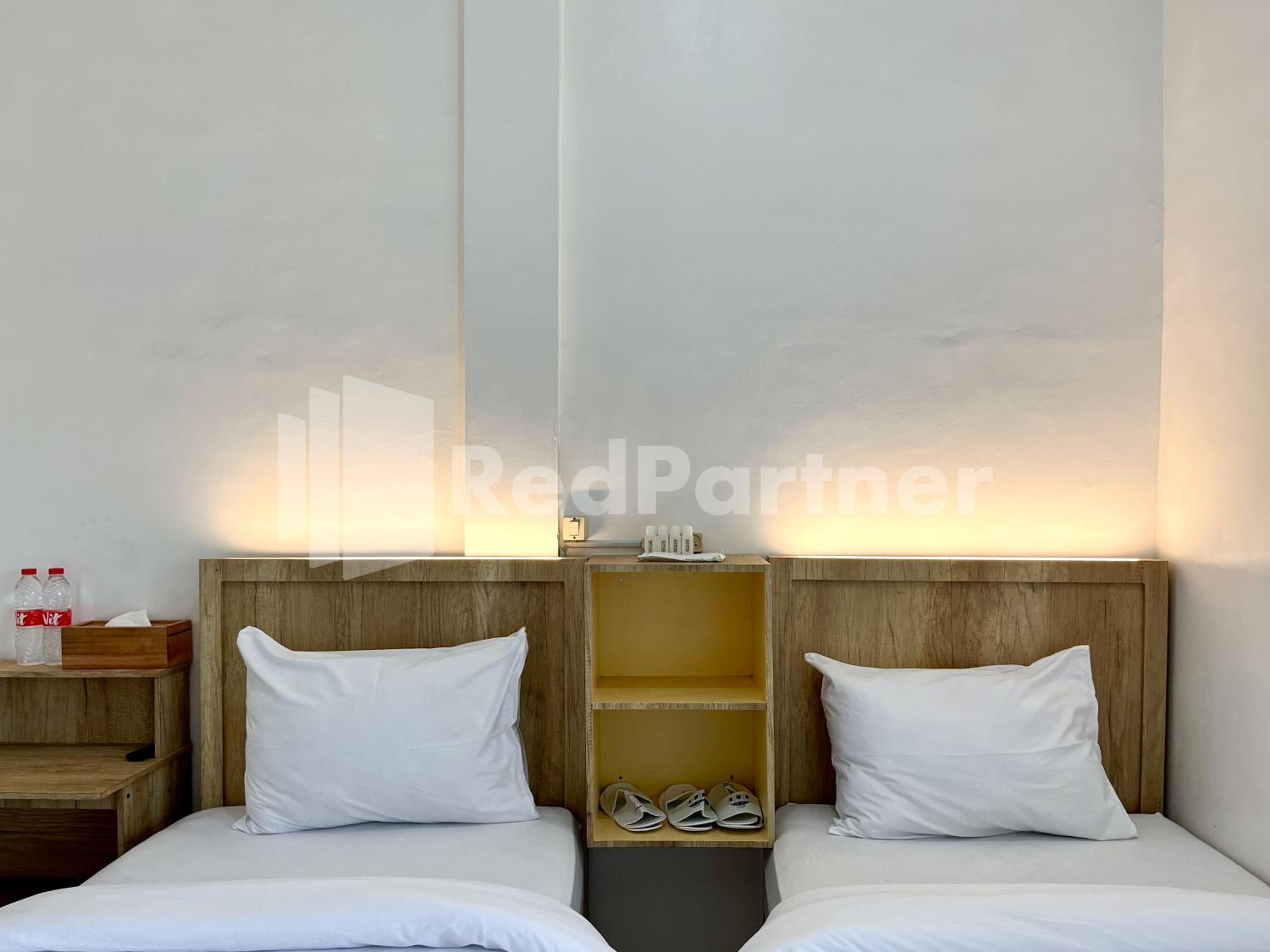 Standard Twin Room - Photo 7