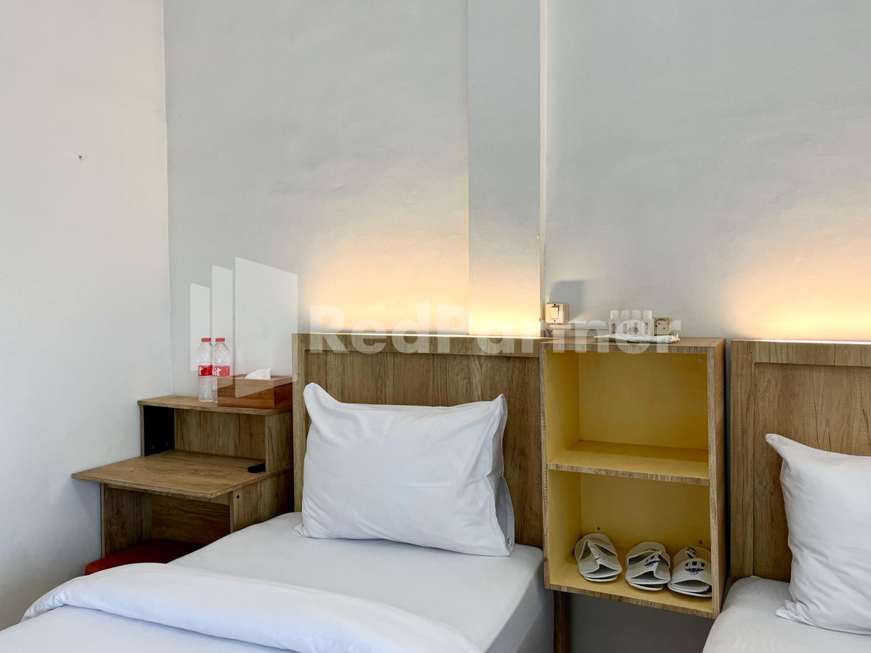 Standard Twin Room - Photo 12