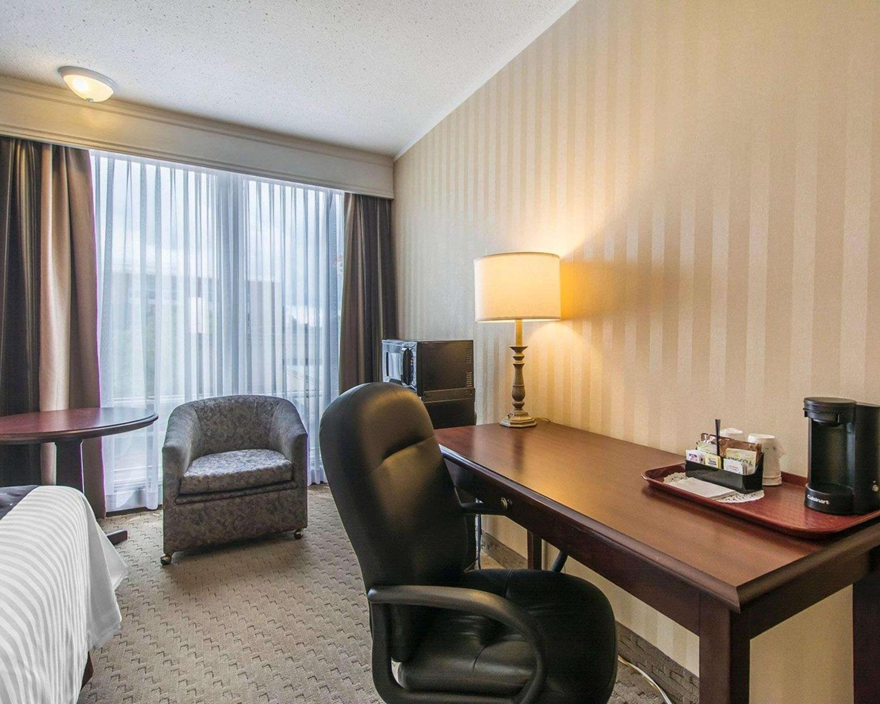 Queen Room with Two Queen Beds - Non-Smoking photo 2