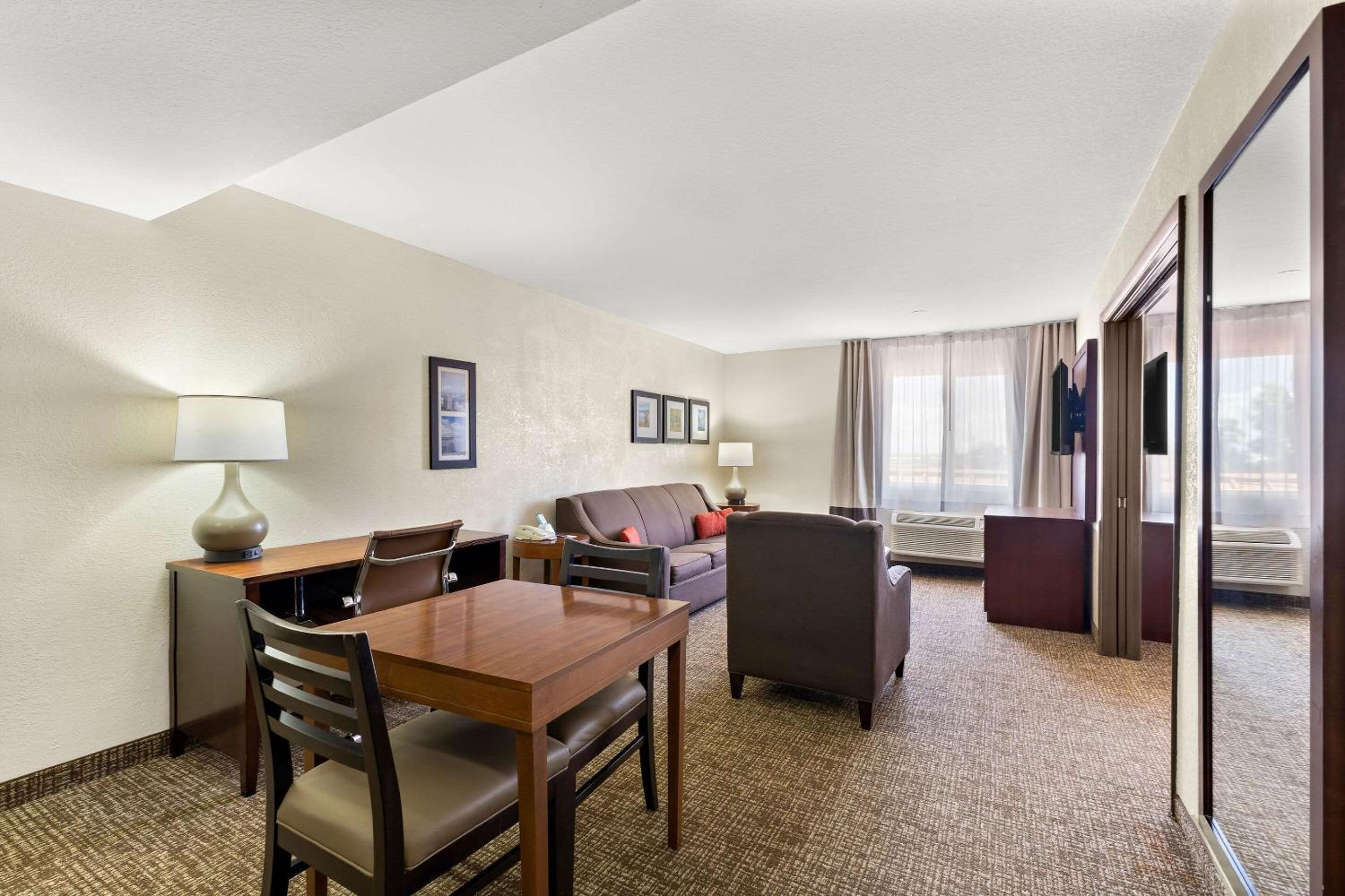 Queen Suite with Two Queen Beds and Sofa Bed - Non-Smoking photo 1