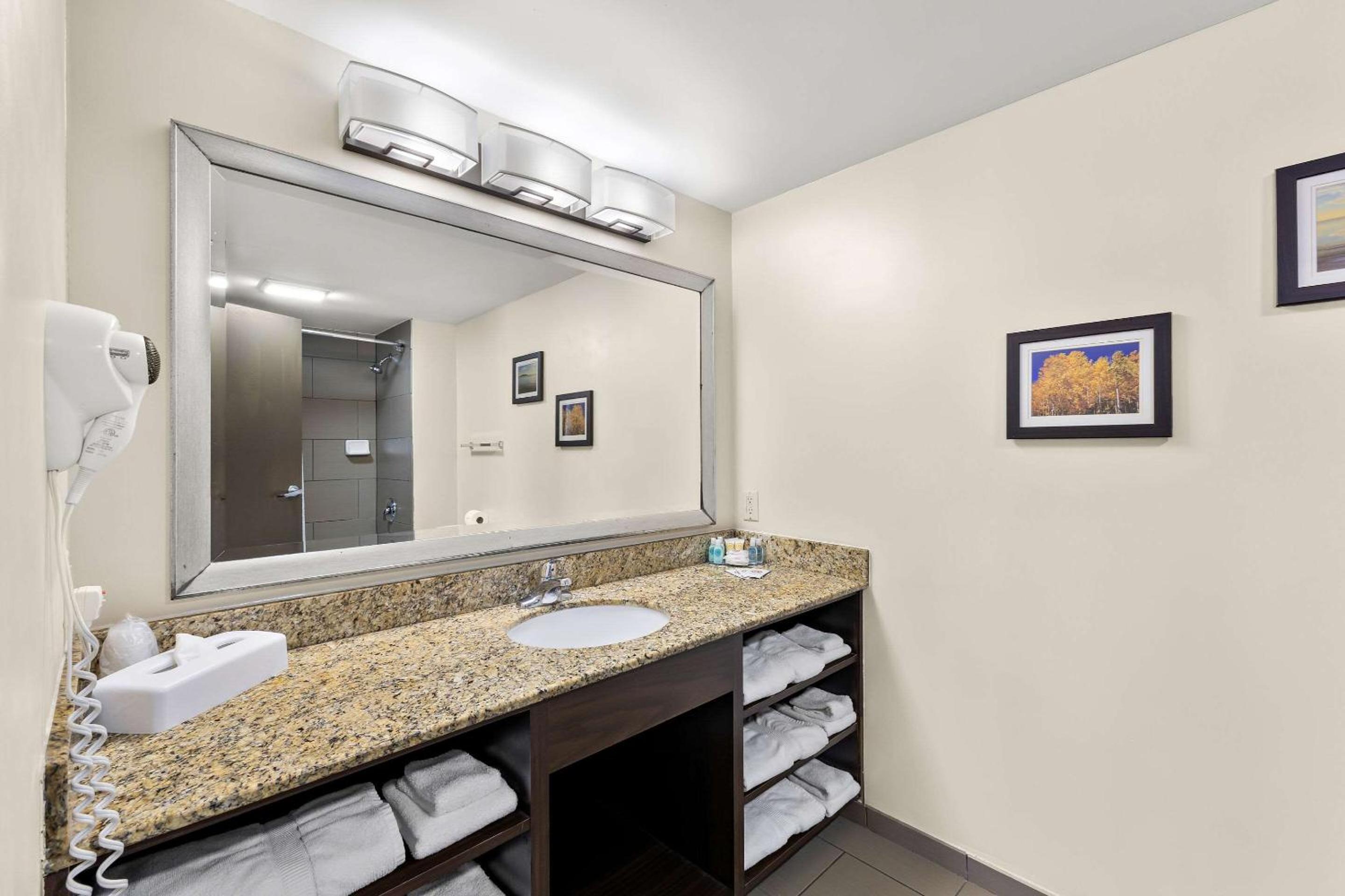 Queen Suite with Two Queen Beds and Sofa Bed - Non-Smoking photo 2